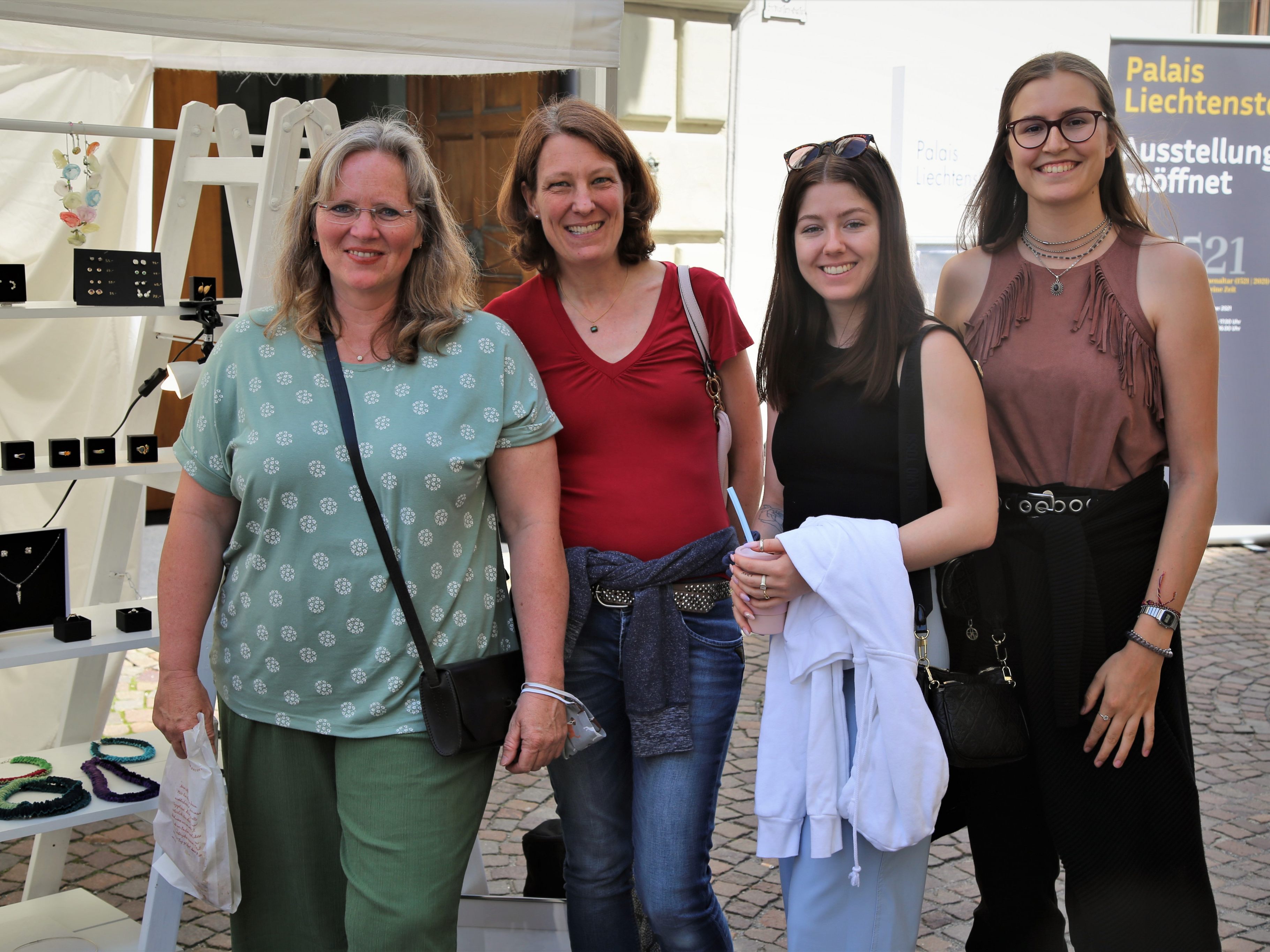 Anja, Johanna, Katharina und Lea amüsierten sich am Markt. Anja, Johanna, Katharina und Lea amüsierten sich am Markt.
