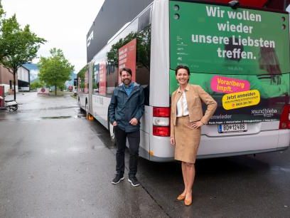Landes-Impfkoordinator Sebastian Wöß mit Gesundheitslandesrätin Martina Rüscher vor dem mobilen Impfbus.