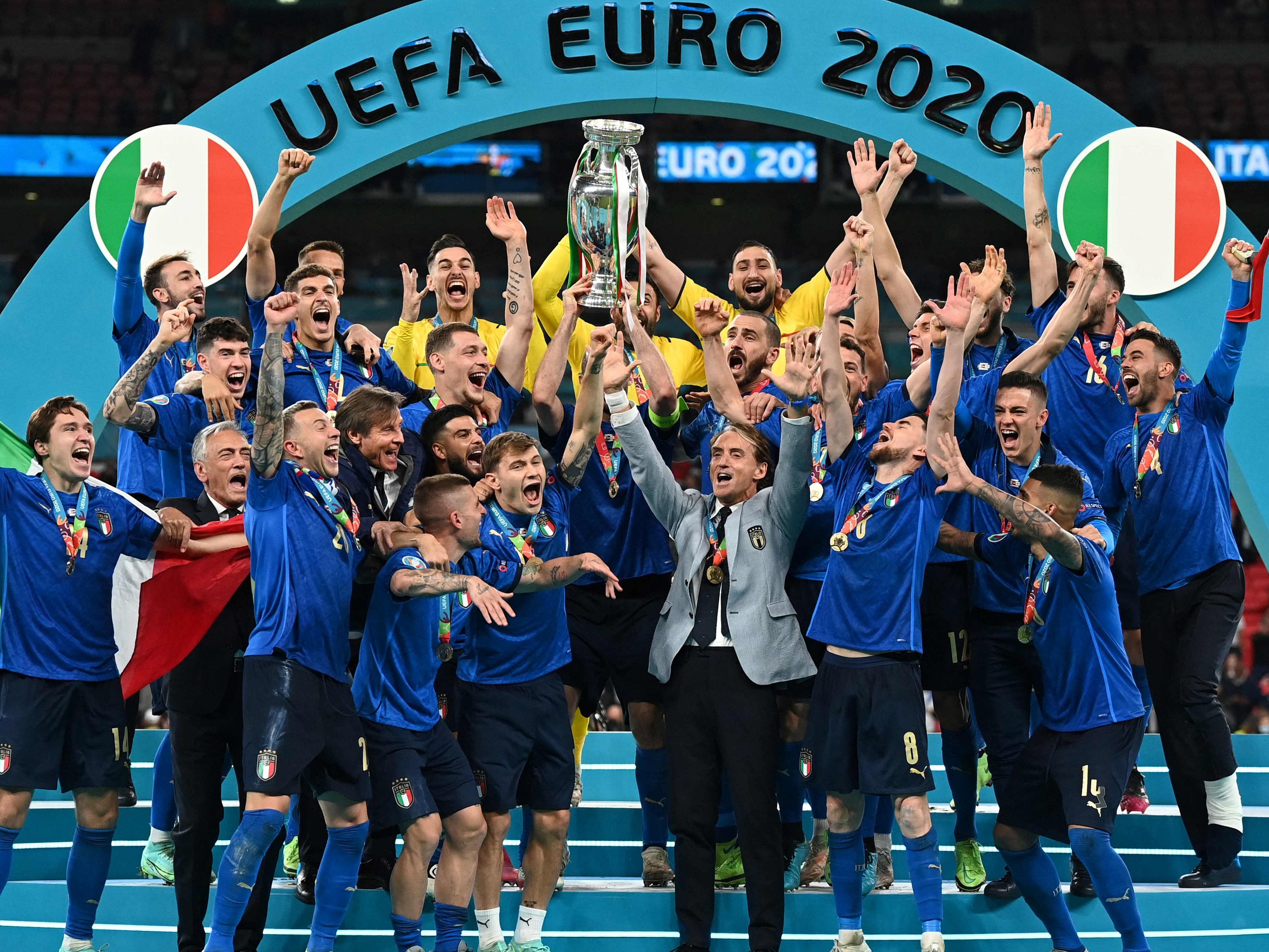 Die italienische Nationalmannschaft bejubelt ihren EM-Titel 2021. Die italienische Nationalmannschaft bejubelt ihren EM-Titel 2021.
