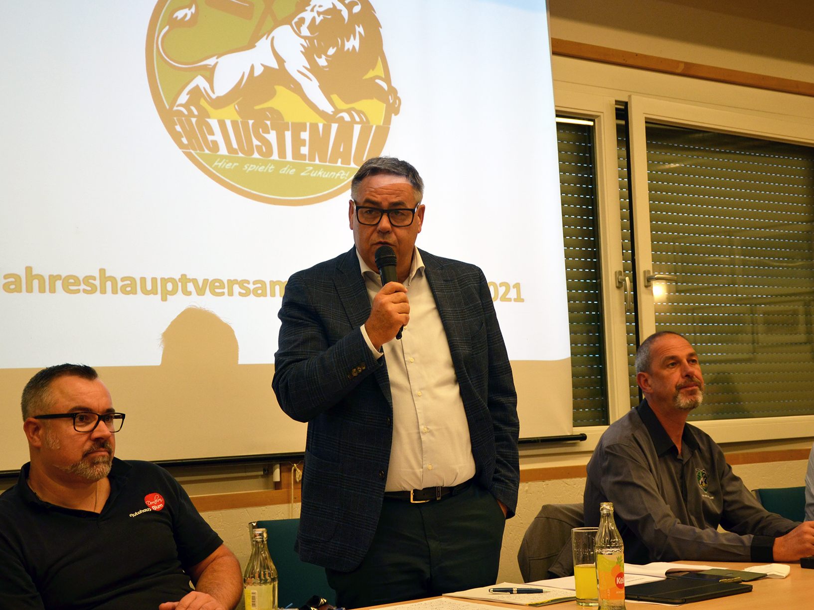 Präsident Herbert Oberscheider führt durch die Jahreshauptversammlung des EHC Lustenau Präsident Herbert Oberscheider führt durch die Jahreshauptversammlung des EHC Lustenau