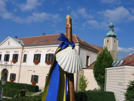 Zwischen St. Corona und Santiago de Compostela: Das Umland Wiens bietet viele Pilgerwege, wie etwa hier den Weinviertler Jakobsweg
