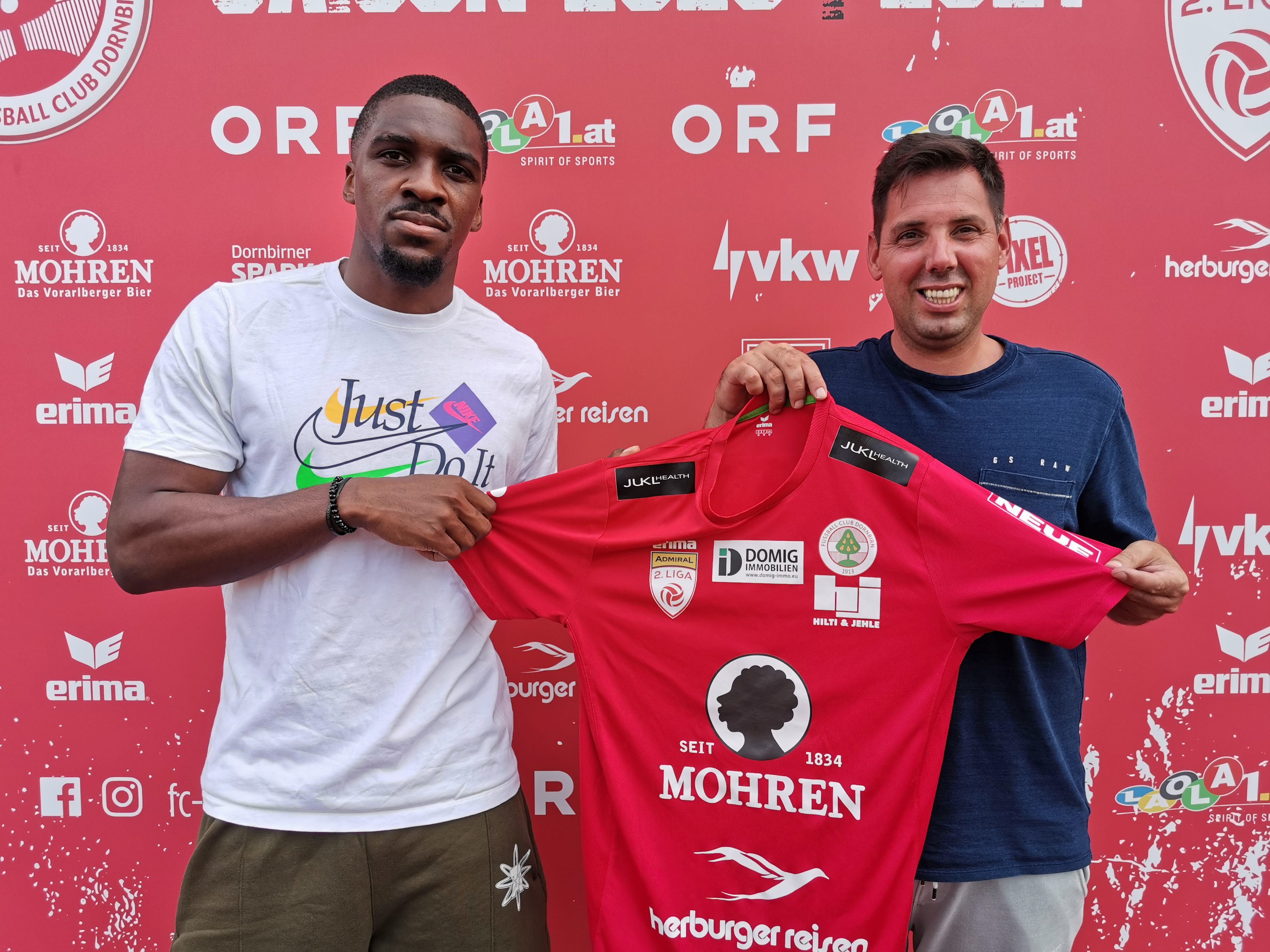 Andreas Genser vom FC Dornbirn freut sich, dass mit Yann Kasai das Team nun komplett und damit für die neue Saison in der zweiten Liga bereit ist.