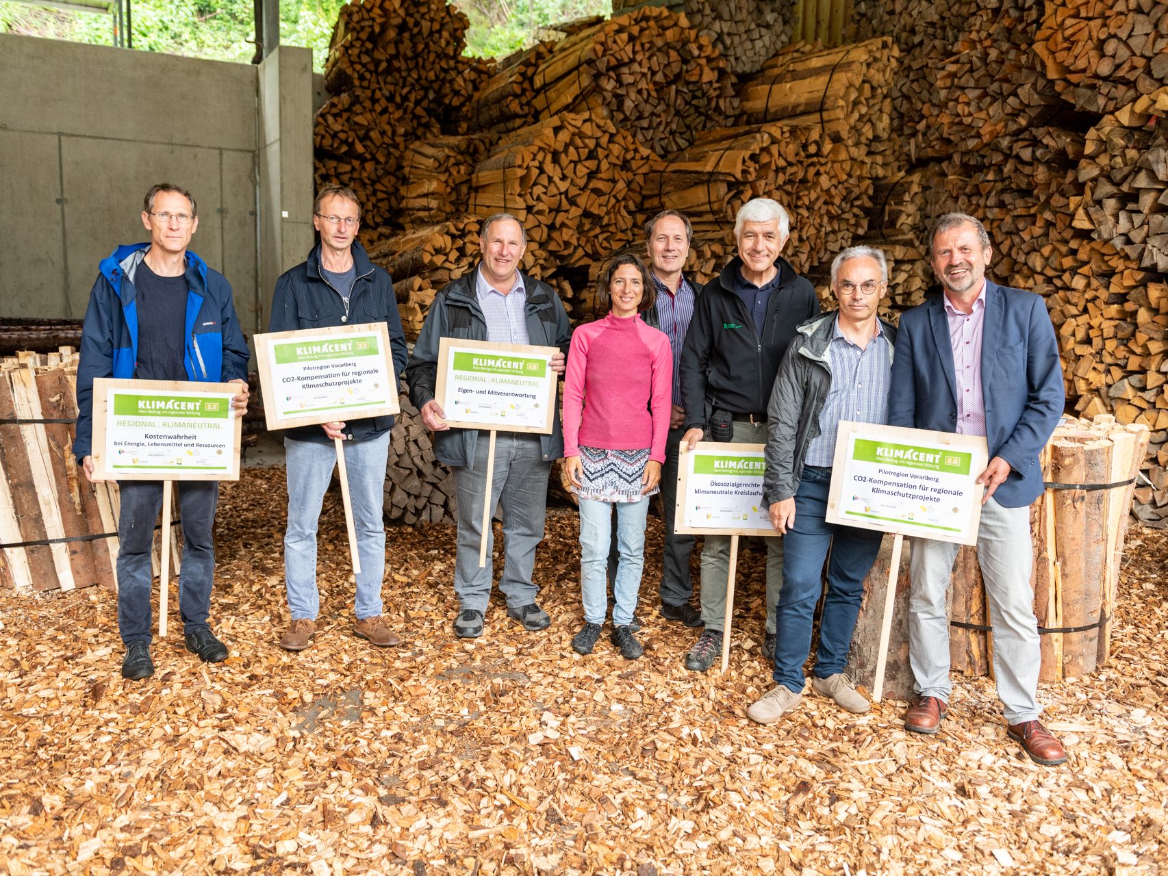 Die bei Klimacent verfügbaren Projekte werden von sieben Organisationen der Steuerungsgruppe ausgewählt und geprüft. Im Bild (v. l. n. r.): Jürgen Mathis (Diözese Feldkirch), Jürgen Ulmer (Vorarlberger Naturschutzbund), Kaspar Kohler (Bio Austria Vorarlberg), Carolina Fink (Tänzerin), Gebhard Moser (Gemeinwohlökonomie), Thomas Ölz (Waldverein Vorarlberg), Christof Drexel (KlimaVOR!) und Hans Punzenberger (Arbeitsgemeinschaft Erneuerbare Energie). Die bei Klimacent verfügbaren Projekte werden von sieben Organisationen der Steuerungsgruppe ausgewählt und geprüft. Im Bild (v. l. n. r.): Jürgen Mathis (Diözese Feldkirch), Jürgen Ulmer (Vorarlberger Naturschutzbund), Kaspar Kohler (Bio Austria Vorarlberg), Carolina Fink (Tänzerin), Gebhard Moser (Gemeinwohlökonomie), Thomas Ölz (Waldverein Vorarlberg), Christof Drexel (KlimaVOR!) und Hans Punzenberger (Arbeitsgemeinschaft Erneuerbare Energie).
