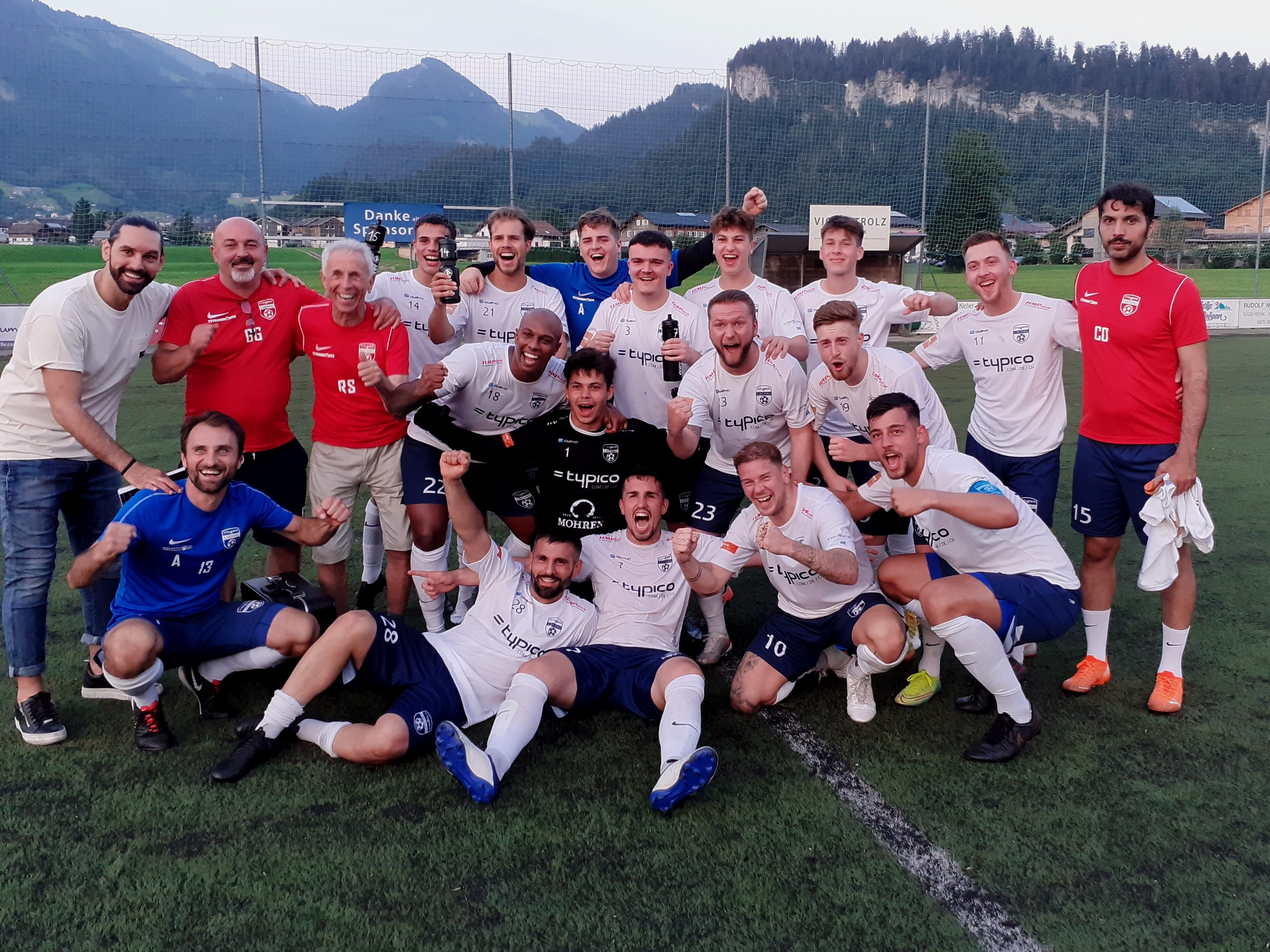 Nach einer tollen kämpferischen Leistung kann das Team des SV typico Lochau zusammen mit dem Trainer- und Betreuerteam Rifat Sen (TR), Murat Coskun (CO), Roland Schlattinger (BT) und Gerhard Großgasteiger (PH) in Bezau den 2:0 Sieg feiern. Nach einer tollen kämpferischen Leistung kann das Team des SV typico Lochau zusammen mit dem Trainer- und Betreuerteam Rifat Sen (TR), Murat Coskun (CO), Roland Schlattinger (BT) und Gerhard Großgasteiger (PH) in Bezau den 2:0 Sieg feiern.