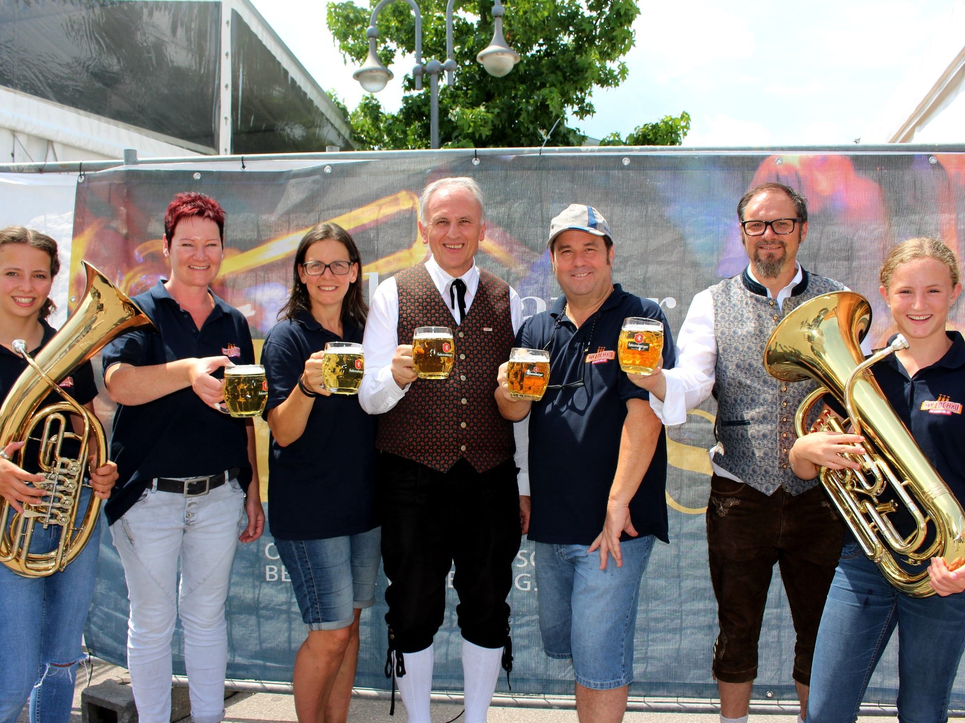 Der Musikverein Lochau lädt bei freiem Eintritt unter Einhaltung der „3G-Regeln – genesen. getestet. geimpft.“ zum kleinen „Lochauer Dorffest 2021“ in den Schulhof. Der Musikverein Lochau lädt bei freiem Eintritt unter Einhaltung der „3G-Regeln – genesen. getestet. geimpft.“ zum kleinen „Lochauer Dorffest 2021“ in den Schulhof.