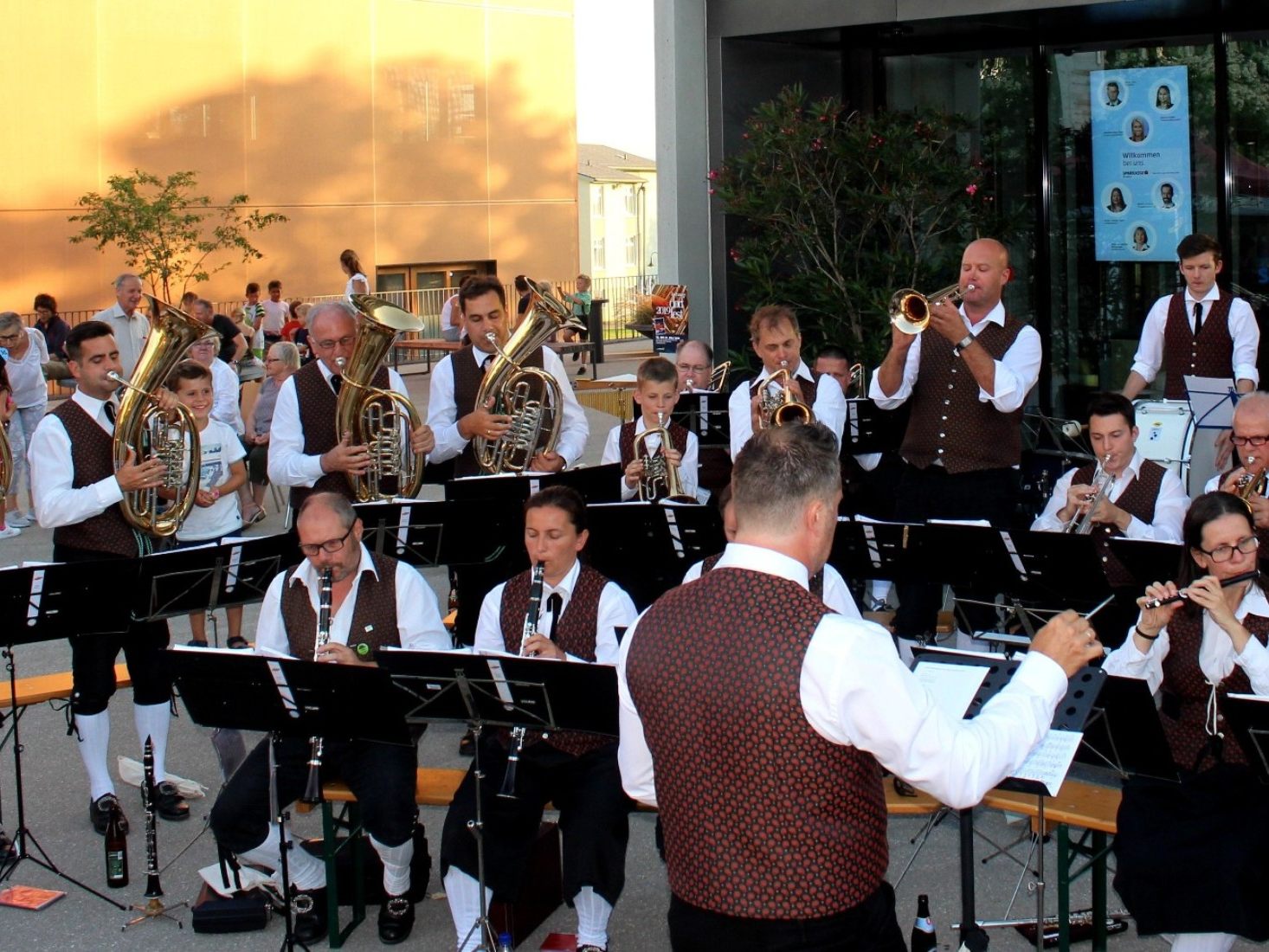 Der Musikverein Lochau lädt am Donnerstag, dem 8. Juli, um 19 Uhr mit „3G-Nachweis“ zum stimmungsvollen Sommerkonzert auf den Pfarrplatz vor dem Pfarrheim.