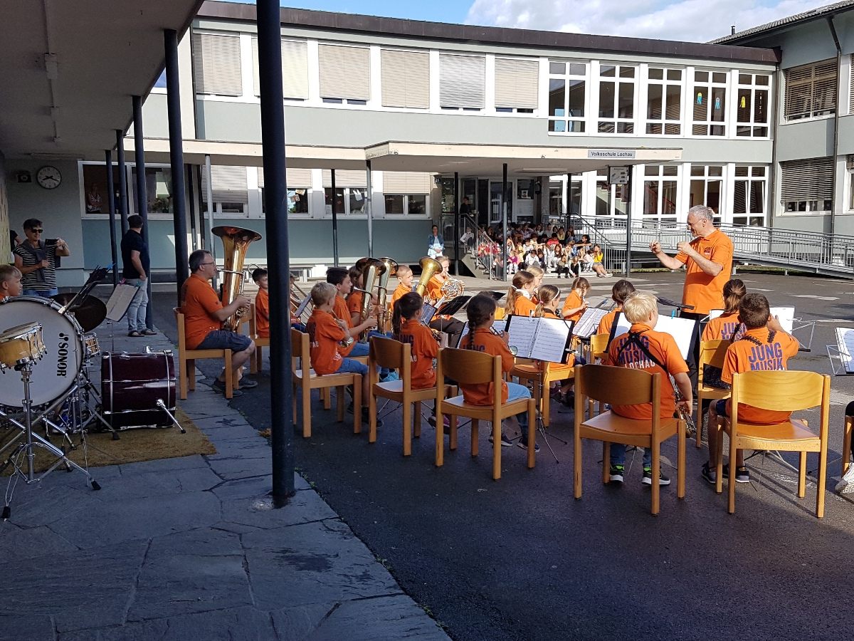 Mit einem spontanen Auftritt auf dem großen Schulhof begeisterte die „Rasselbande“ des Musikvereines in „ghörigem“ Abstand die Schüler der Lochauer Volksschule. Mit einem spontanen Auftritt auf dem großen Schulhof begeisterte die „Rasselbande“ des Musikvereines in „ghörigem“ Abstand die Schüler der Lochauer Volksschule.