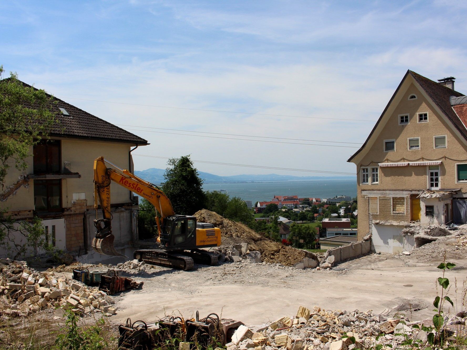Mit den Abbrucharbeiten des „Mitteltraktes“ mit dem Haupteingang, der Verwaltung, dem Festsaal/Speisesaal, dem Cafe, der Küche und dem Übergang in den Nordtrakt erfolgte Ende Juni der Startschuss für das Neubauprojekt „Haus Pfänder“. Mit den Abbrucharbeiten des „Mitteltraktes“ mit dem Haupteingang, der Verwaltung, dem Festsaal/Speisesaal, dem Cafe, der Küche und dem Übergang in den Nordtrakt erfolgte Ende Juni der Startschuss für das Neubauprojekt „Haus Pfänder“.