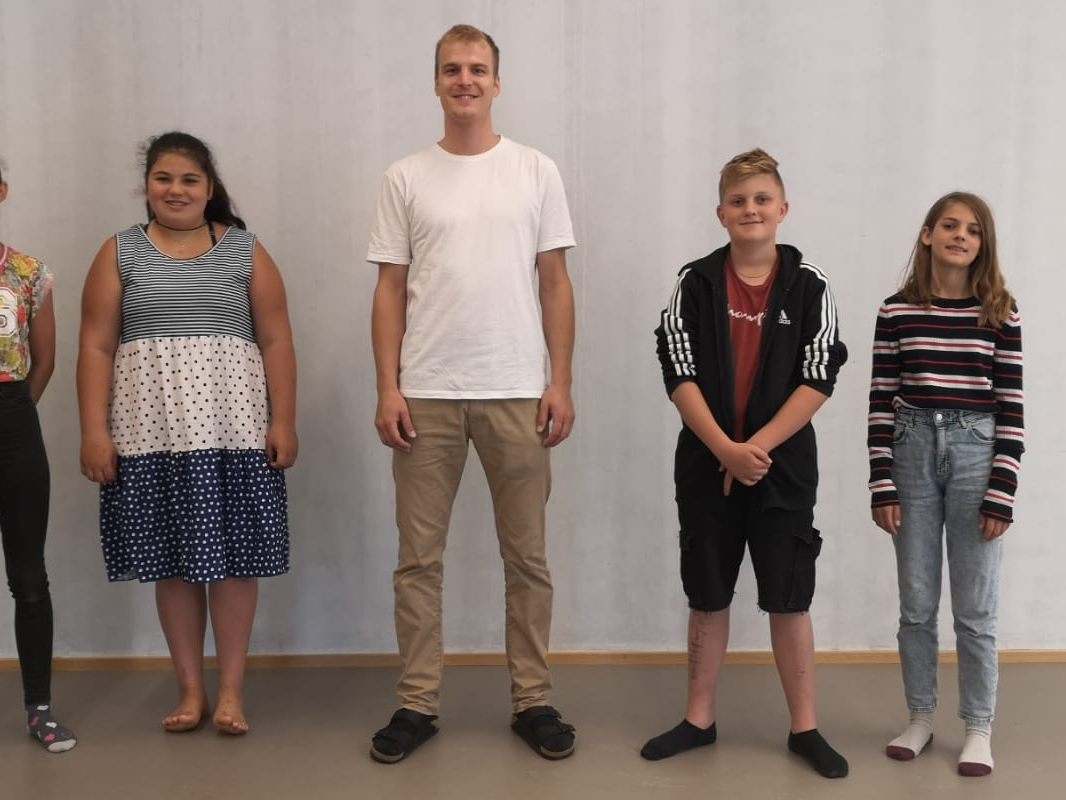 Schüler der Mittelschule Ludesch-Oberland arbeiteten ein halbes Jahr an Klimaschutzprojekten. Mit dabei waren auch Aline, Eva, Florian, Paulina (v.l., in der Mitte Lehrer Laurin Brandt). Schüler der Mittelschule Ludesch-Oberland arbeiteten ein halbes Jahr an Klimaschutzprojekten. Mit dabei waren auch Aline, Eva, Florian, Paulina (v.l., in der Mitte Lehrer Laurin Brandt).