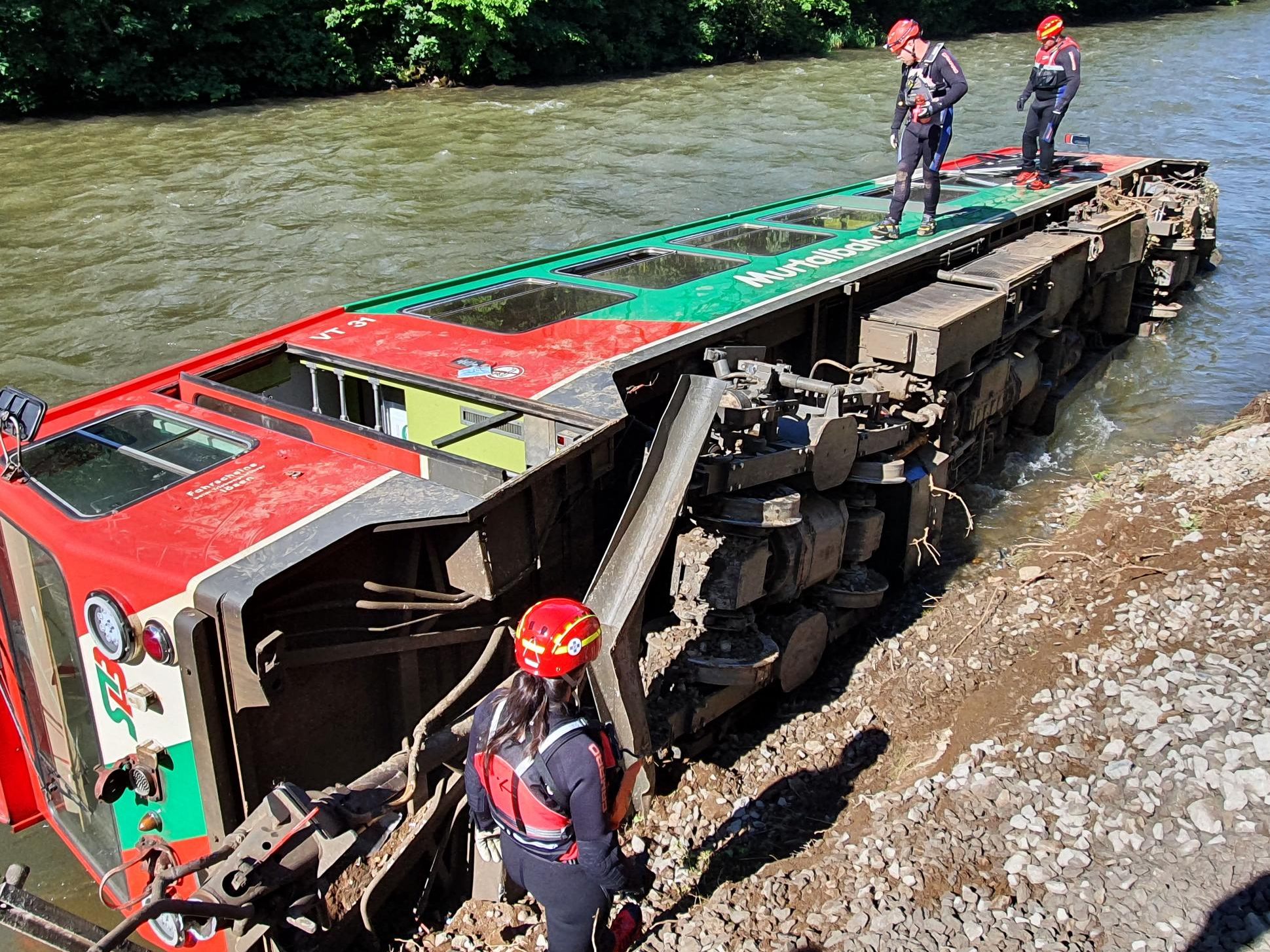 Entwurzelter Baum verlegte Gleise - Triebwagen stürzte in die Mur. Entwurzelter Baum verlegte Gleise - Triebwagen stürzte in die Mur.