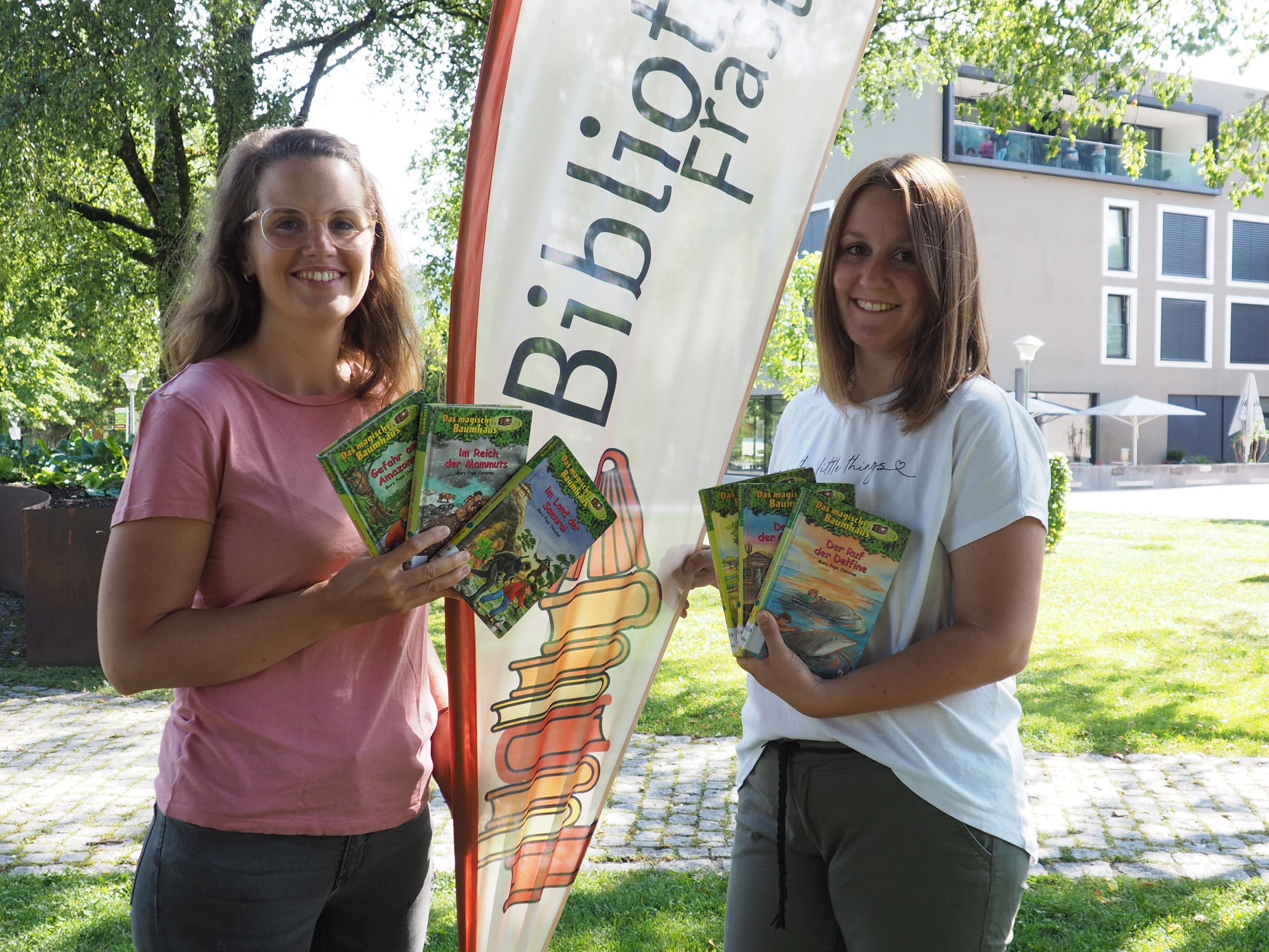 Anna Egger und Johanna Kieber laden zum Lesen im Park ein. Anna Egger und Johanna Kieber laden zum Lesen im Park ein.