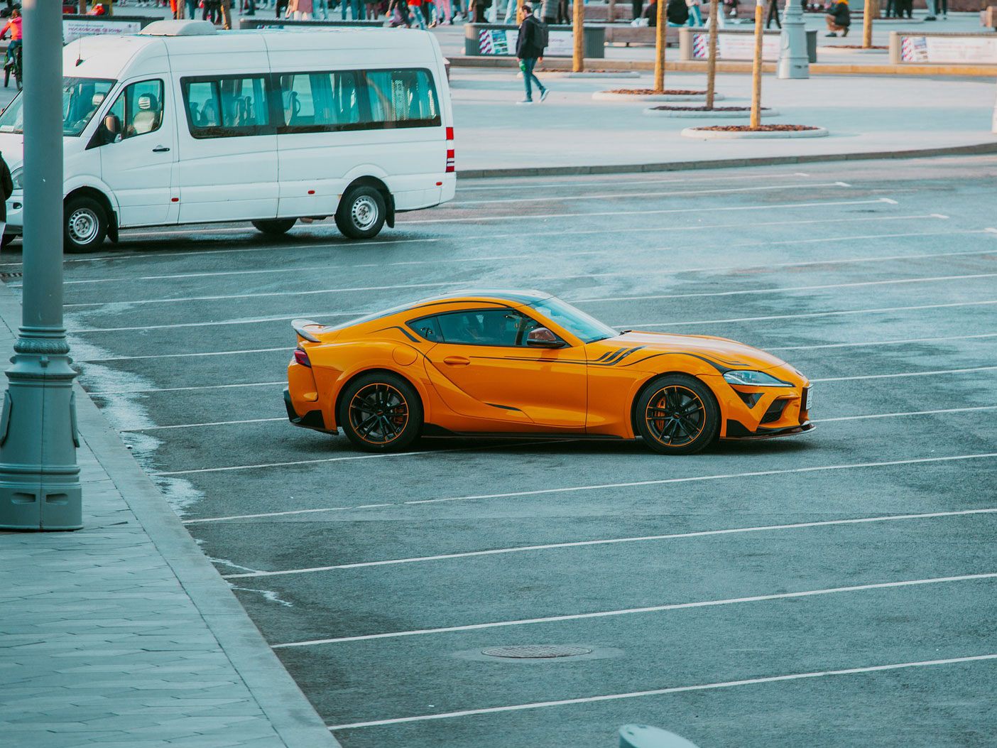 Für manche Fahrer ist selbst der größte Parkplatz nicht groß genug. (Symbolbild)
