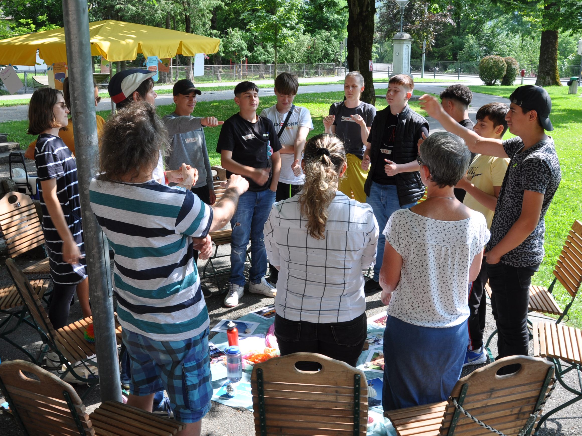 Ein reger Austausch herrschte bei den Teilnehmer*innen von „Philosophieren im Park“. Ein reger Austausch herrschte bei den Teilnehmer*innen von „Philosophieren im Park“.