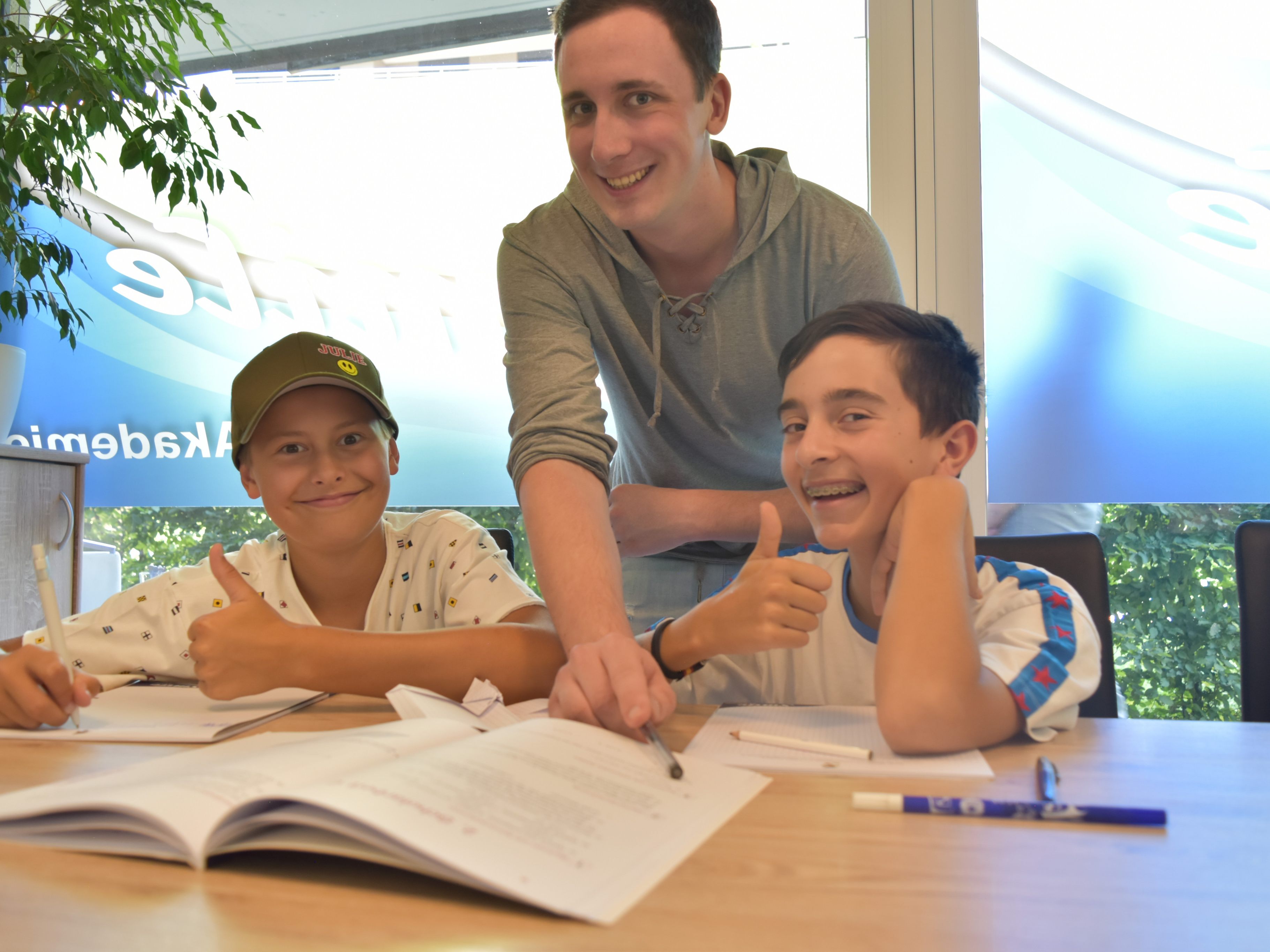 Lehrer Simon mit Sommerschülern Philipp und Julian Lehrer Simon mit Sommerschülern Philipp und Julian