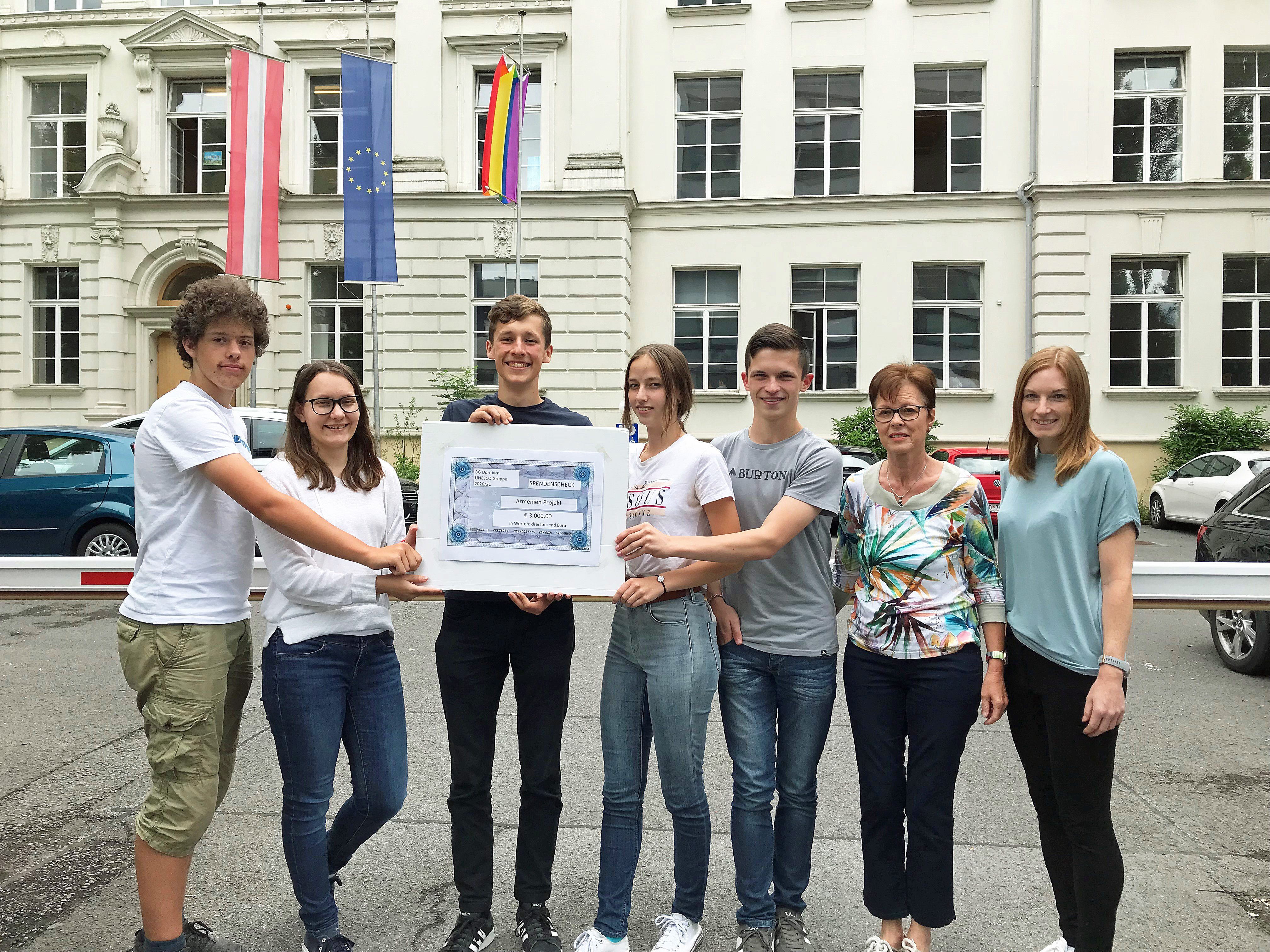 Die Schüler des UNESCO-Teams konnten einen Scheck über 3.000 Euro für das Armenien-Projekt überreichen. Die Schüler des UNESCO-Teams konnten einen Scheck über 3.000 Euro für das Armenien-Projekt überreichen.