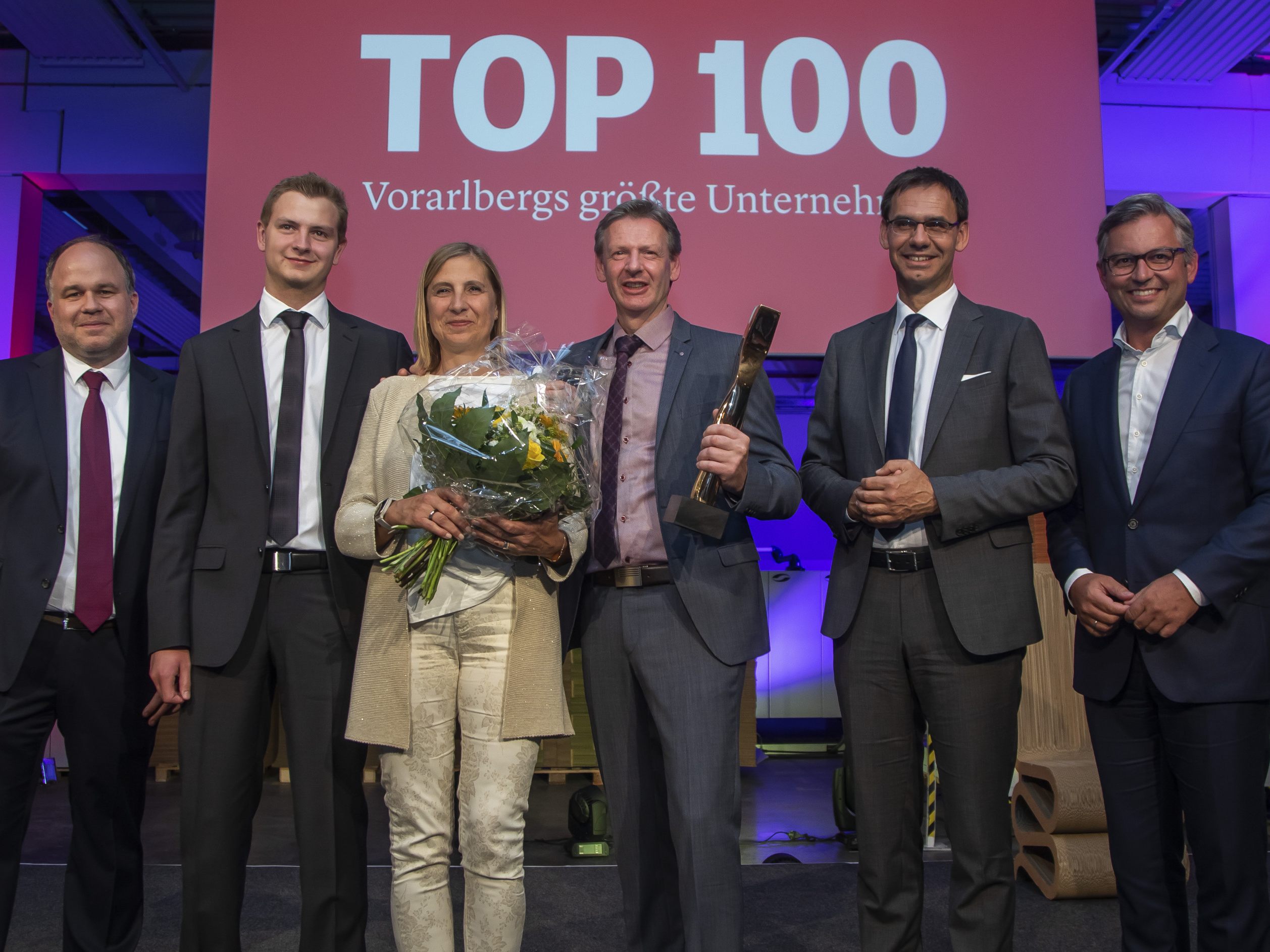 Im Rahmen der Präsentation der Vorarlberger „Top 100“-Unternehmen konnte Bernhard Zangerl (im Bild mit Christine und Sohn Julian) den VN-Wirtschaftspreis aus den Händen von Staatssekretär Magnus Brunner, LH Markus Wallner und VN-Chefredakteur Gerold Riedmann entgegennehmen. Im Rahmen der Präsentation der Vorarlberger „Top 100“-Unternehmen konnte Bernhard Zangerl (im Bild mit Christine und Sohn Julian) den VN-Wirtschaftspreis aus den Händen von Staatssekretär Magnus Brunner, LH Markus Wallner und VN-Chefredakteur Gerold Riedmann entgegennehmen.