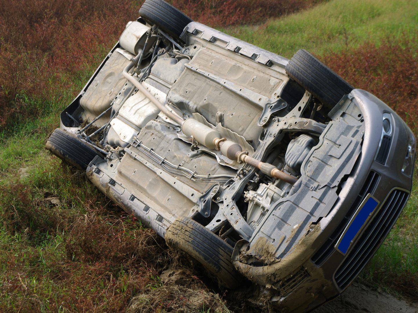 Das Auto kippte seitlich.