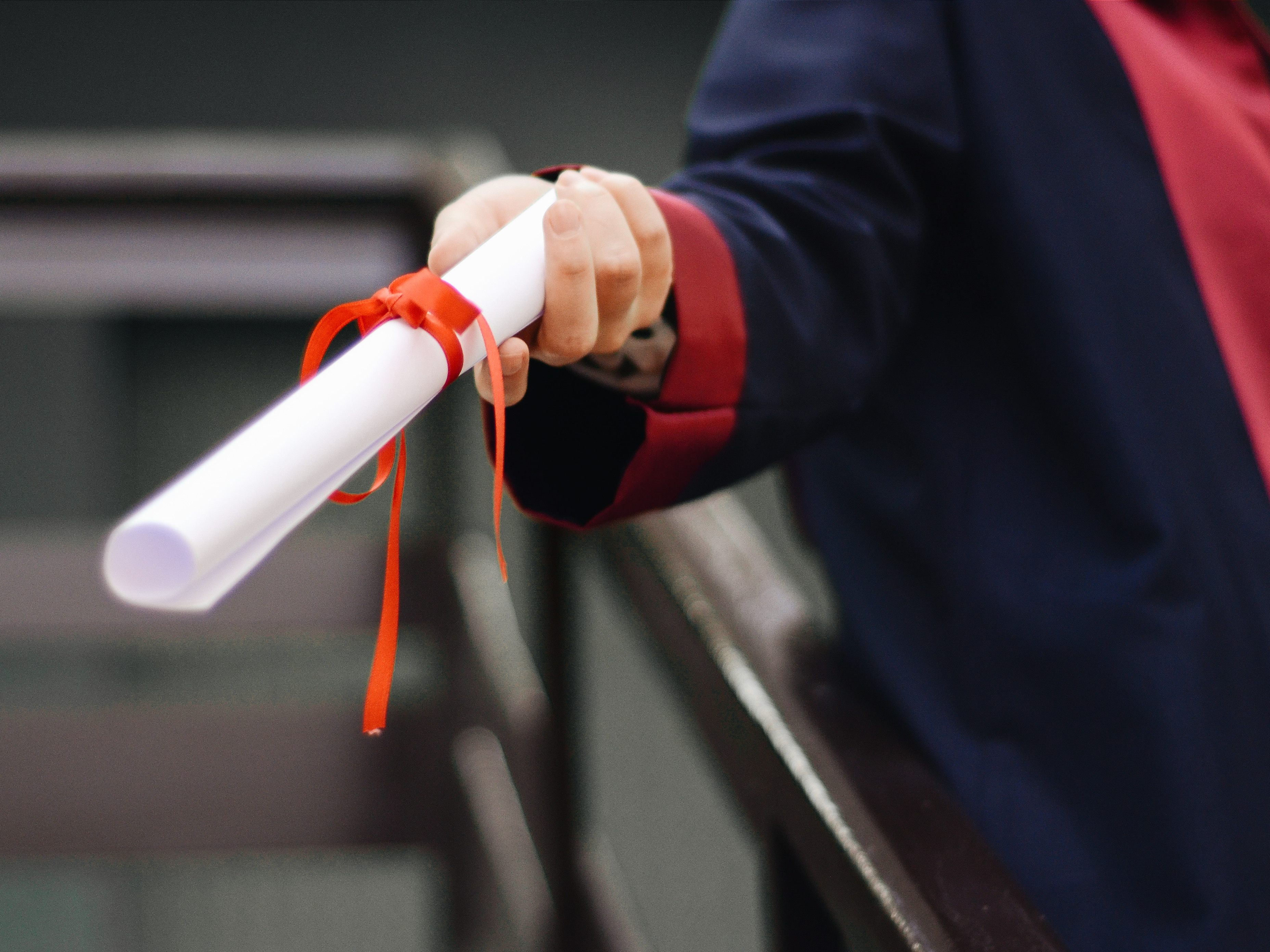 Zwischen 2.000 und 3.000 Euro ließen sich die Männer die Diplome kosten. Zwischen 2.000 und 3.000 Euro ließen sich die Männer die Diplome kosten.