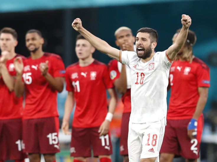 Spanien gewinnt Elferkrimi