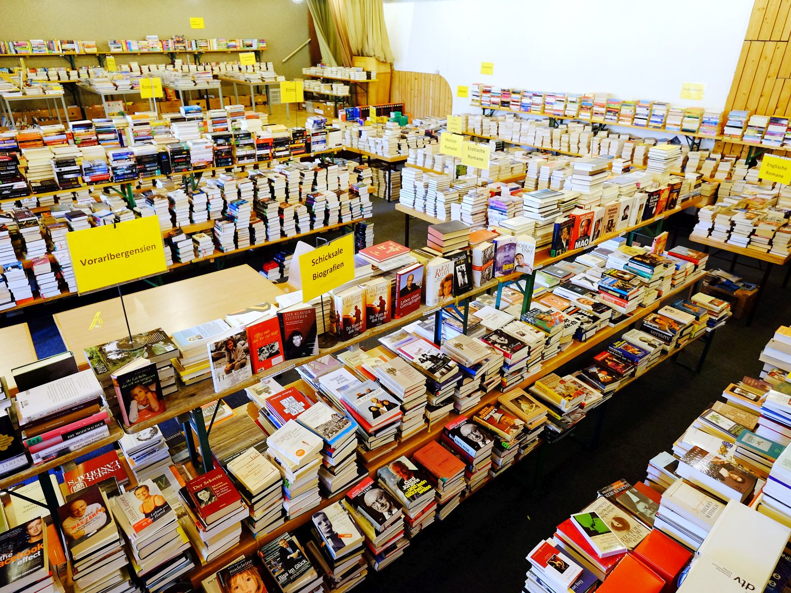 Das gut sortierte Angebot des Bürser Bücherflohmarkts Das gut sortierte Angebot des Bürser Bücherflohmarkts