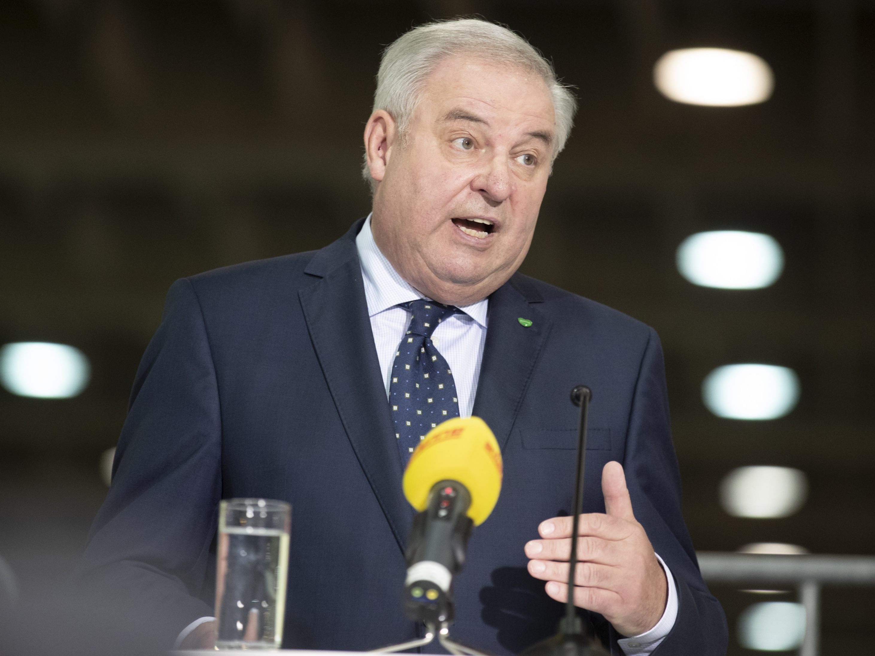 Schützenhöfer spricht sich für eine Impfpflicht für bestimmte Berufsgruppen aus. Schützenhöfer spricht sich für eine Impfpflicht für bestimmte Berufsgruppen aus.