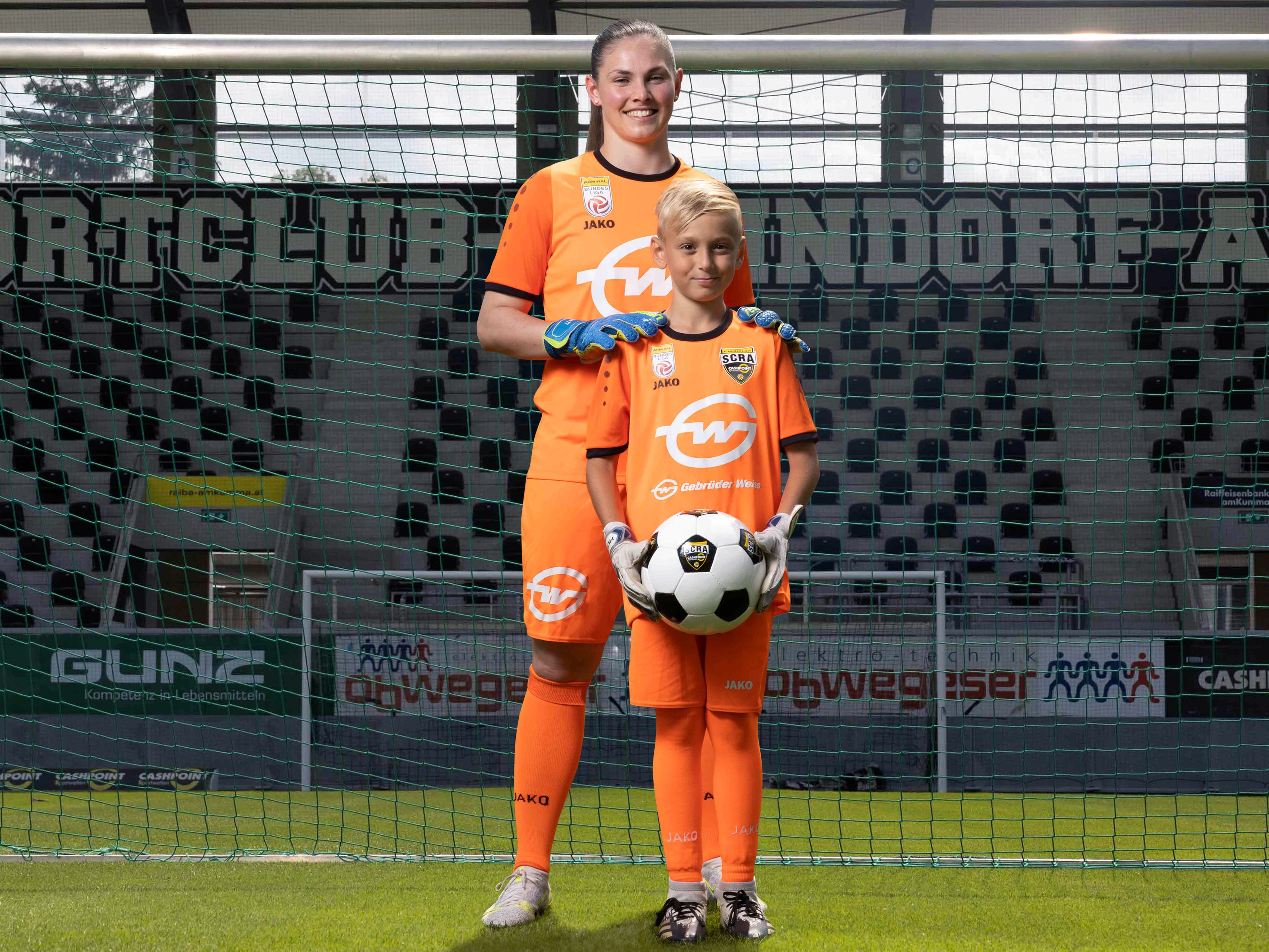 Zukünftig spielen auch die Torhüterinnen der SPG SCR Altach / FFC Vorderland und der gesamte Nachwuchs in orange – hier (v.l.): Janine Koretic, Torhüterin der Damen-Bundesligamannschaft, und Daris Nakic, Nachwuchsspieler beim SCR Altach. Zukünftig spielen auch die Torhüterinnen der SPG SCR Altach / FFC Vorderland und der gesamte Nachwuchs in orange – hier (v.l.): Janine Koretic, Torhüterin der Damen-Bundesligamannschaft, und Daris Nakic, Nachwuchsspieler beim SCR Altach.