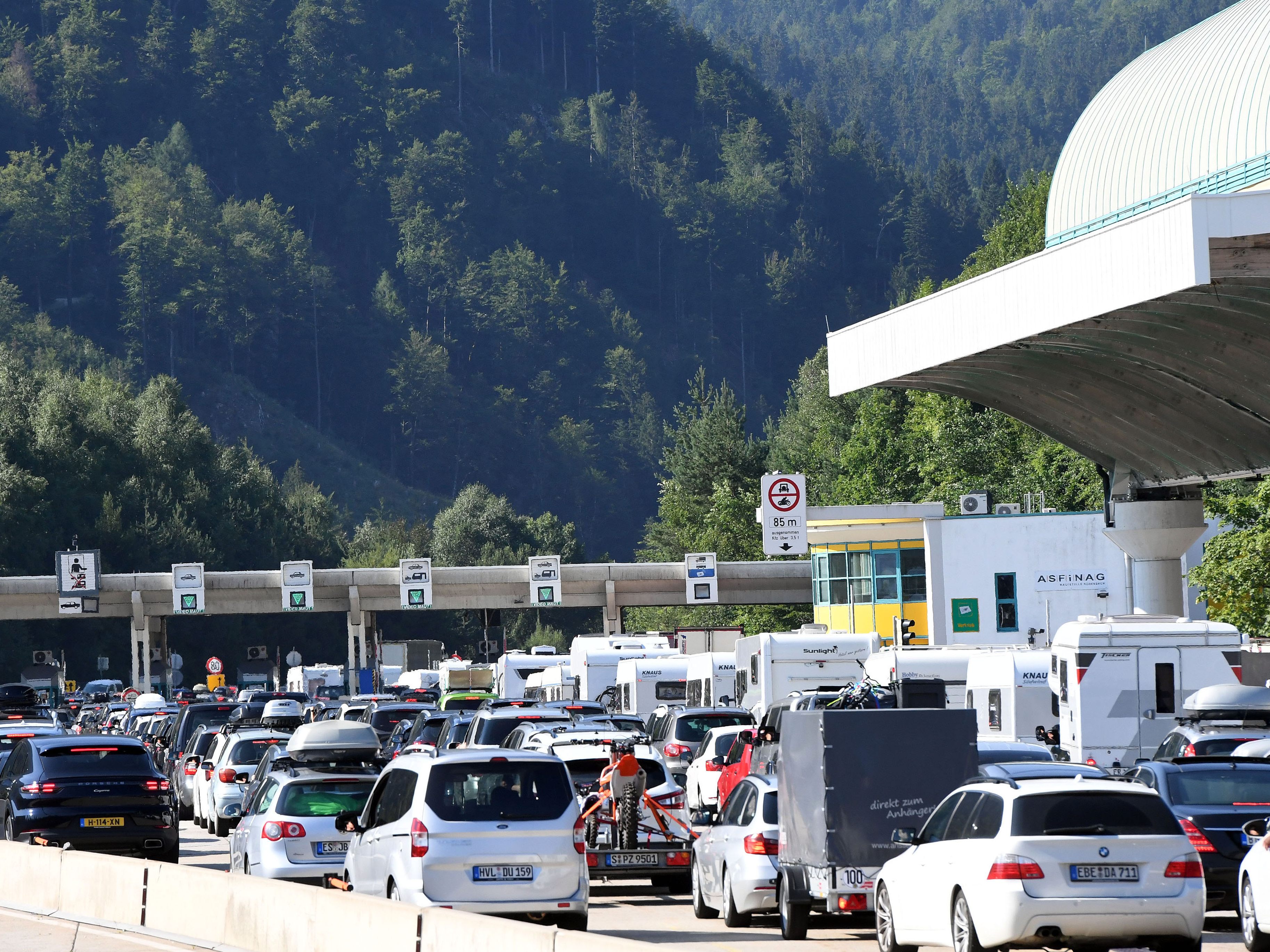 Der Urlaubsverkehr überlastet die Grenzübergänge.