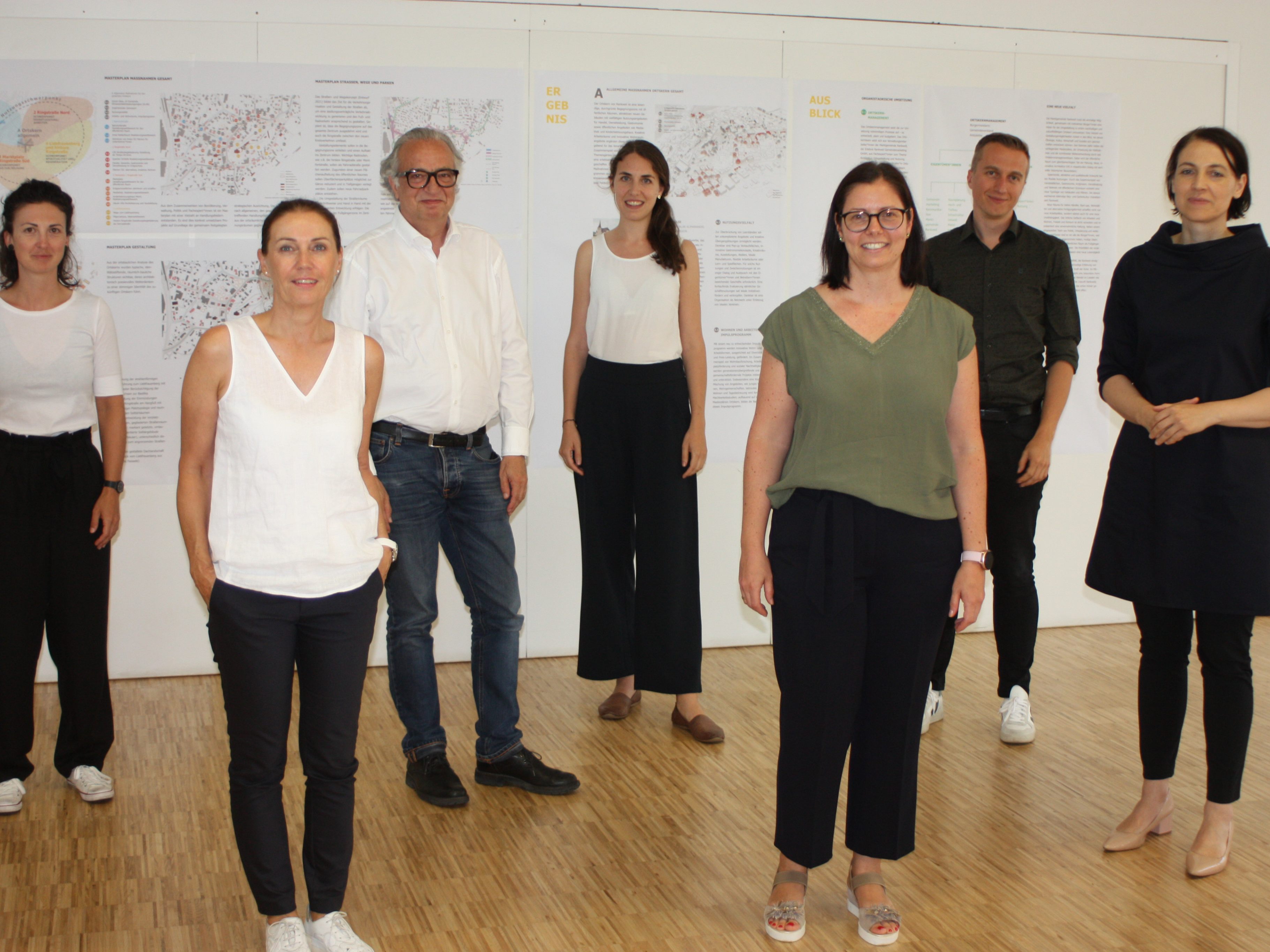 Das Projektteam ROKEP: Nikola Kern (Leiterin), Architekt Wolfgang Ritsch, Erlebnis Rankweil GF Carolin Frei, Selina Gosteli, Bgm. Katharina Wöss-Krall, Jürgen Lampert, Helena Weber. Auf dem Foto fehlt Karin Böhler. Das Projektteam ROKEP: Nikola Kern (Leiterin), Architekt Wolfgang Ritsch, Erlebnis Rankweil GF Carolin Frei, Selina Gosteli, Bgm. Katharina Wöss-Krall, Jürgen Lampert, Helena Weber. Auf dem Foto fehlt Karin Böhler.