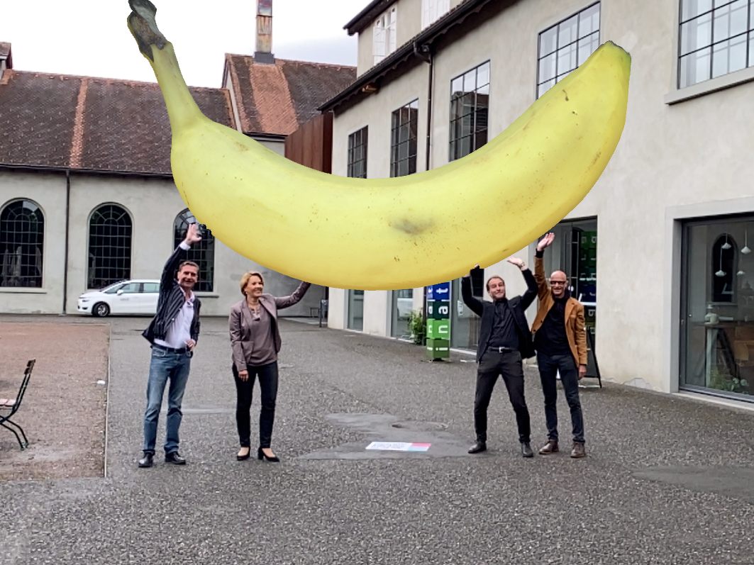 An 16 Standorten können sich Interessierte via App Skulpturen einblenden lassen. Im Bild: Jürgen Weishäupl, Bürgermeisterin Andrea Kaufmann, Kulturstadtrat Alexander Juen, Thomas Häusle.