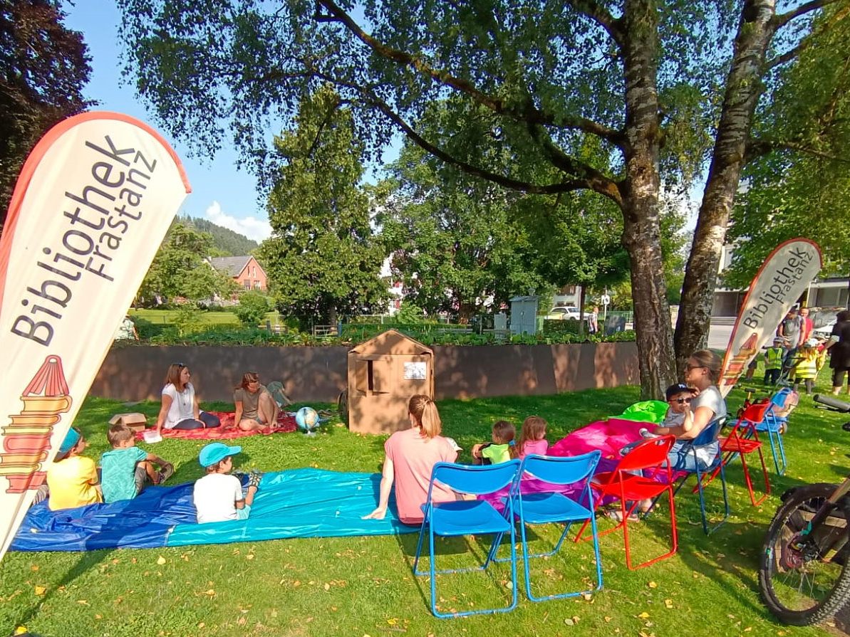 Der Lesepark zieht mit seinen fantasievollen Geschichten magisch an.