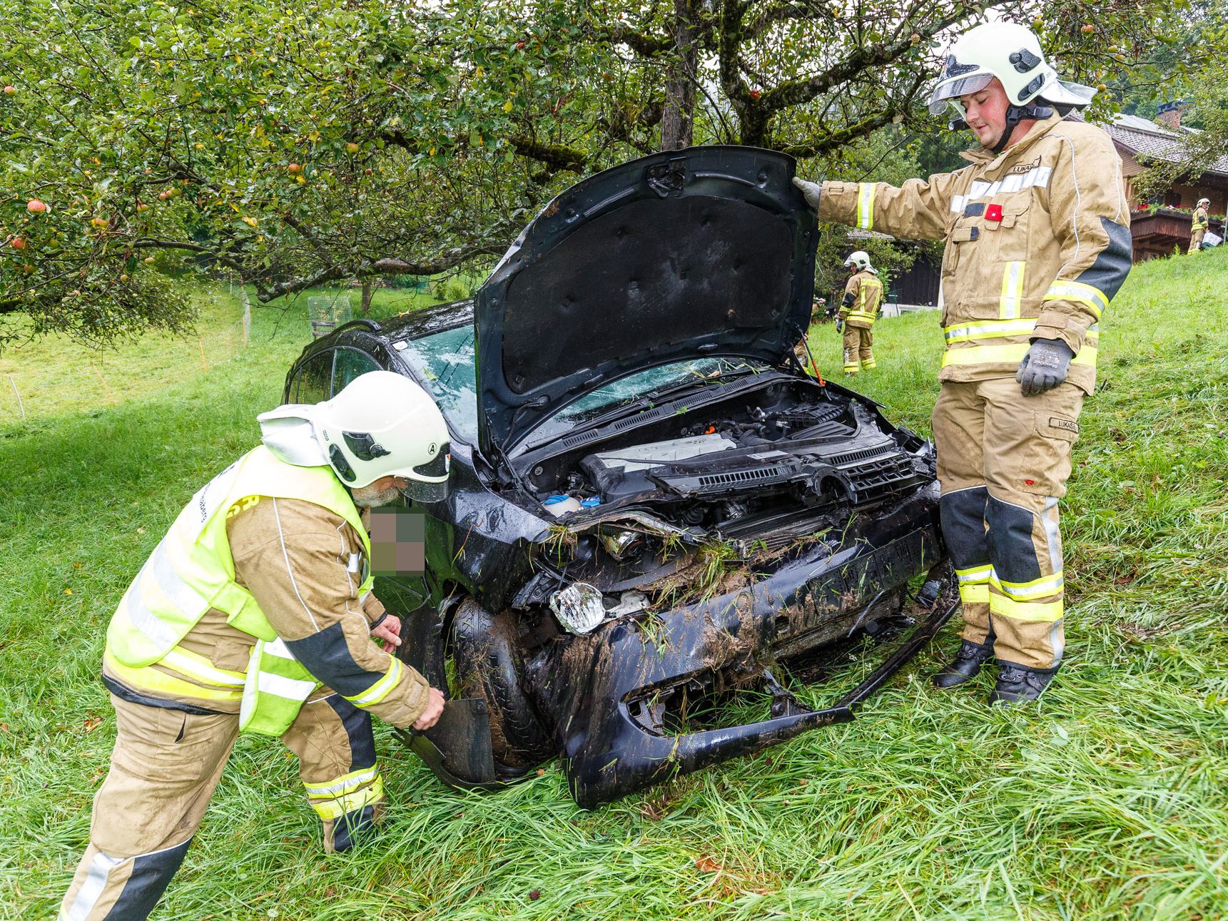 25-Jähriger bei Unfall aus Pkw geschleudert.