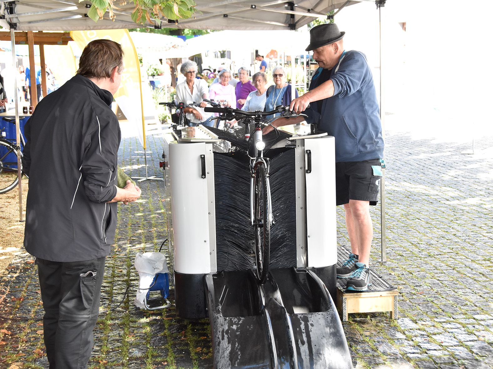 Am Mittwoch, 8. September, macht die Fahrradwaschanlage von 9 bis 12 Uhr Halt am Rankler Marktplatz .