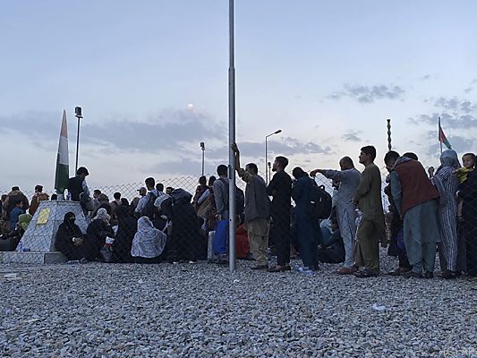 Tausende Menschen wollen Land nach Taliban-Machtübernahme verlassen Tausende Menschen wollen Land nach Taliban-Machtübernahme verlassen