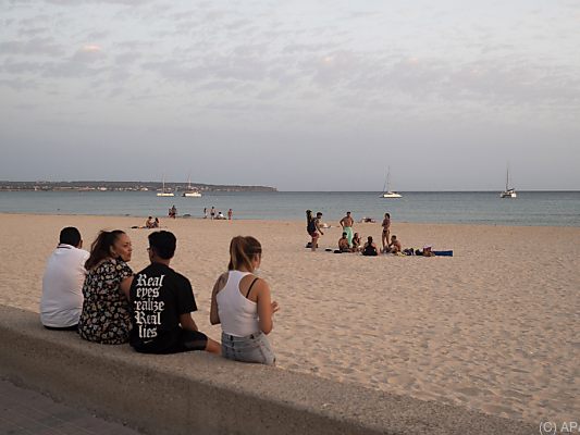 Jugendliche am Strand von Palma de Mallorca Jugendliche am Strand von Palma de Mallorca