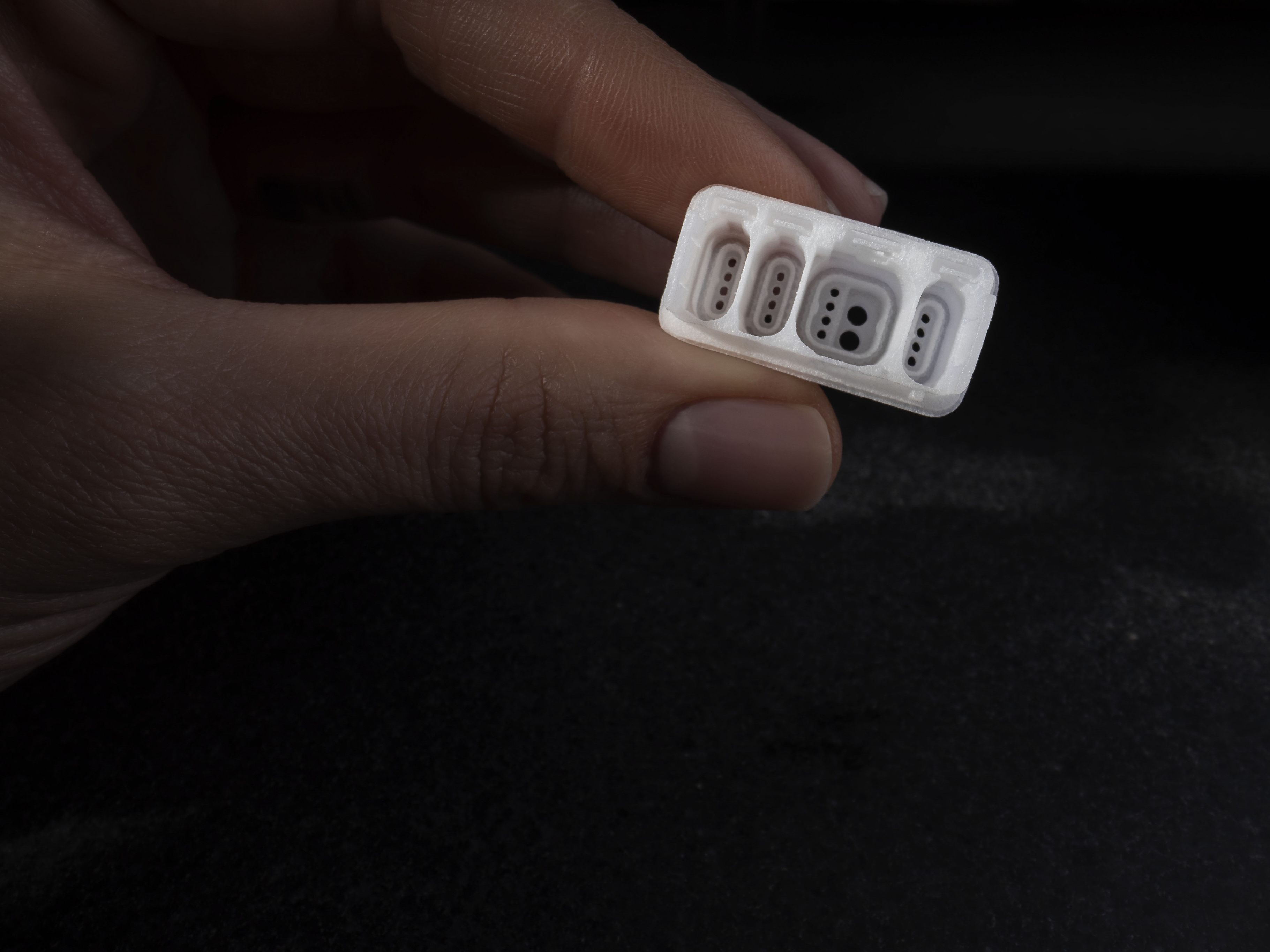 Der miniaturisierte Automotiv-Stecker zeigt die hohe Detailgenauigkeit von Selektivem Lasersintern in Fine Detail Resolution. Das High-Tech-Unternehmen 1zu1 realisiert mittels SLS-FDR Bauteile mit minimalen Wandstärken von 0,22 Millimetern im 3D-Druck. Der miniaturisierte Automotiv-Stecker zeigt die hohe Detailgenauigkeit von Selektivem Lasersintern in Fine Detail Resolution. Das High-Tech-Unternehmen 1zu1 realisiert mittels SLS-FDR Bauteile mit minimalen Wandstärken von 0,22 Millimetern im 3D-Druck.