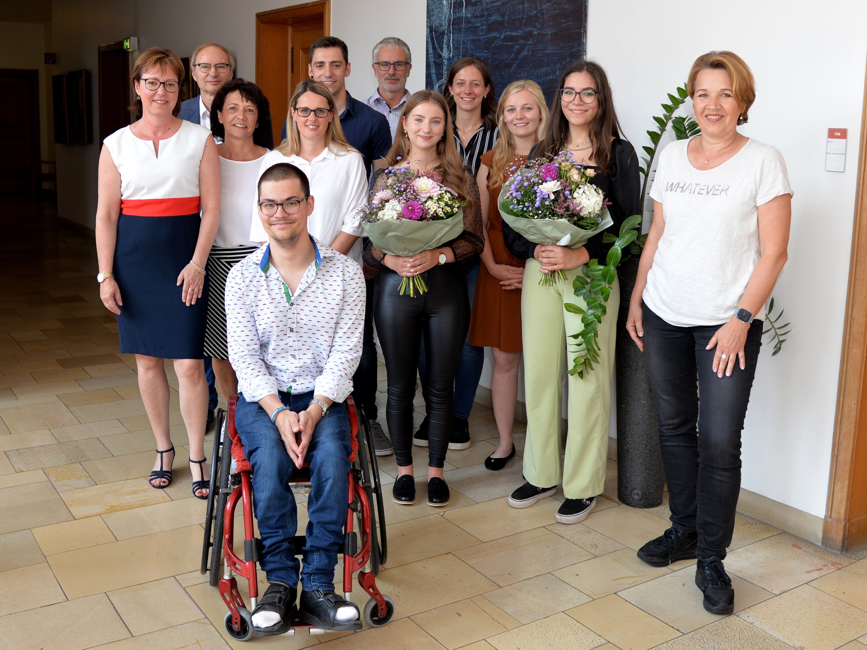 (v.l.): Mag. (FH) Sylvia Eisenring, Dr. Hanno Ledermüllner, Ingrid Preissegger, Linus Küng, Julia Salzmann, Lucas Dimai, Dkfm. Gerhard Amann, Anna Glamowski, Stephanie Fink, Julia Kemmer, Carolin Stranz, Bürgermeisterin Dipl.-Vw. Andrea Kaufmann (auf dem Foto fehlt: Luis Bär) (v.l.): Mag. (FH) Sylvia Eisenring, Dr. Hanno Ledermüllner, Ingrid Preissegger, Linus Küng, Julia Salzmann, Lucas Dimai, Dkfm. Gerhard Amann, Anna Glamowski, Stephanie Fink, Julia Kemmer, Carolin Stranz, Bürgermeisterin Dipl.-Vw. Andrea Kaufmann (auf dem Foto fehlt: Luis Bär)