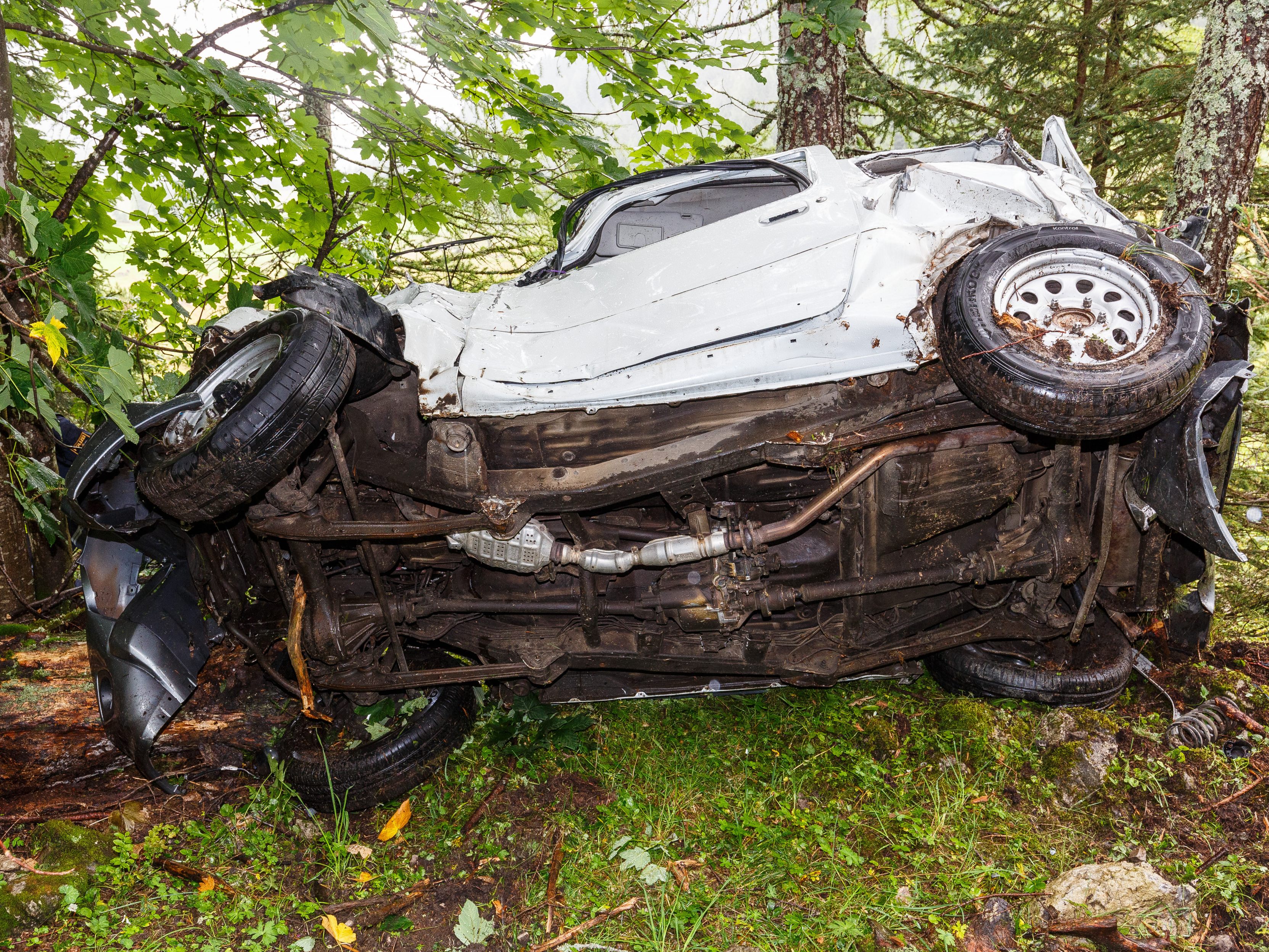 Das Fahrzeug stürzte etwa 100 Meter tief in den Wald ab. Das Fahrzeug stürzte etwa 100 Meter tief in den Wald ab.