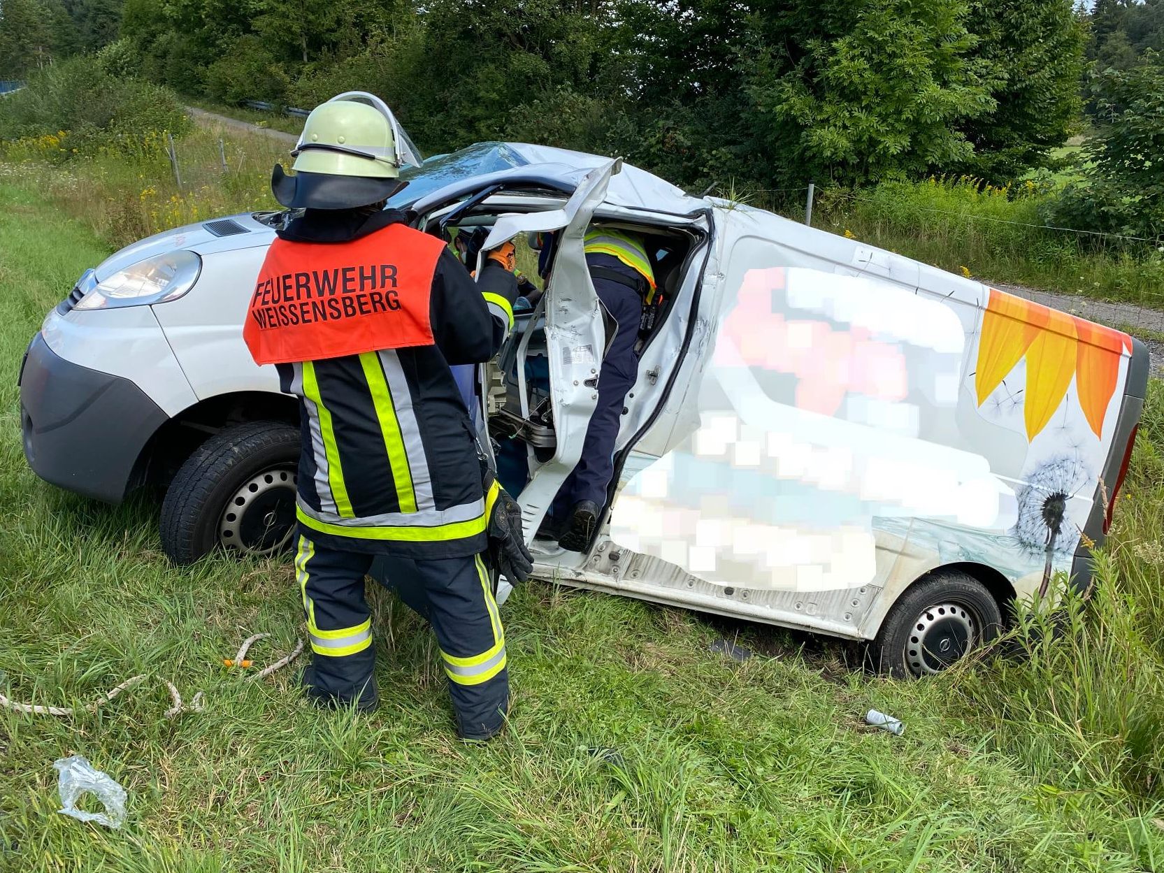 Bei einem Unfall in Grenznähe zu Vorarlberg wurde ein 23-Jähriger verletzt.