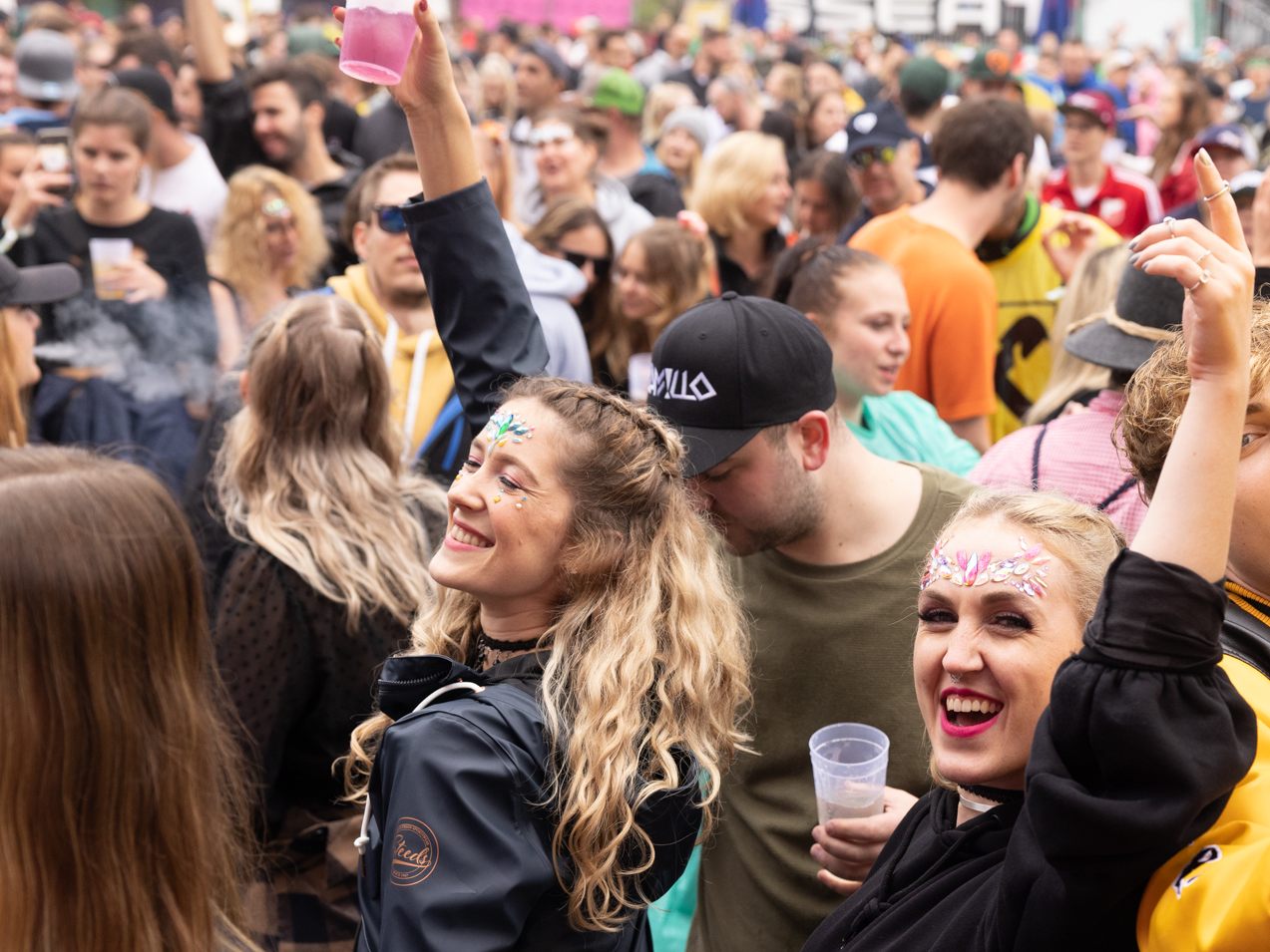 Insgesamt konnten 28.000 Besucher beim Electric Love Festival vor Ort dabei sein. Insgesamt konnten 28.000 Besucher beim Electric Love Festival vor Ort dabei sein.