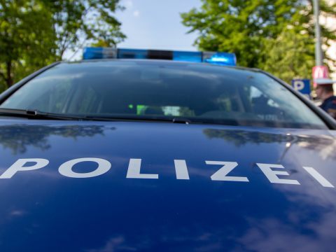 Der Mann wurde von einer unbekannten Frau mit dem Messer attackiert.