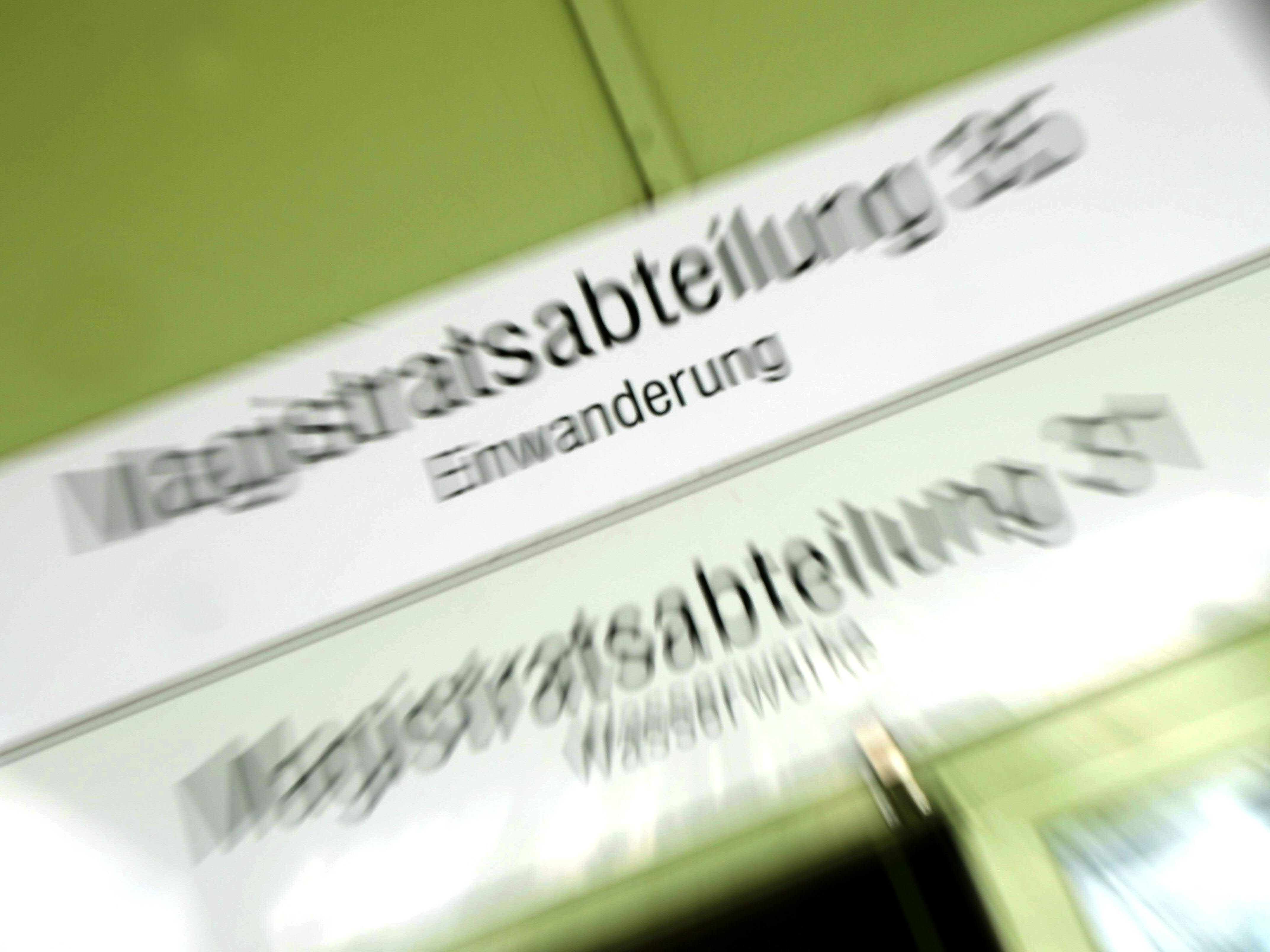 MA 35: Es sollte die Verleihung der Staatsbürgerschaft gefeiert werden - die es nicht gab. MA 35: Es sollte die Verleihung der Staatsbürgerschaft gefeiert werden - die es nicht gab.