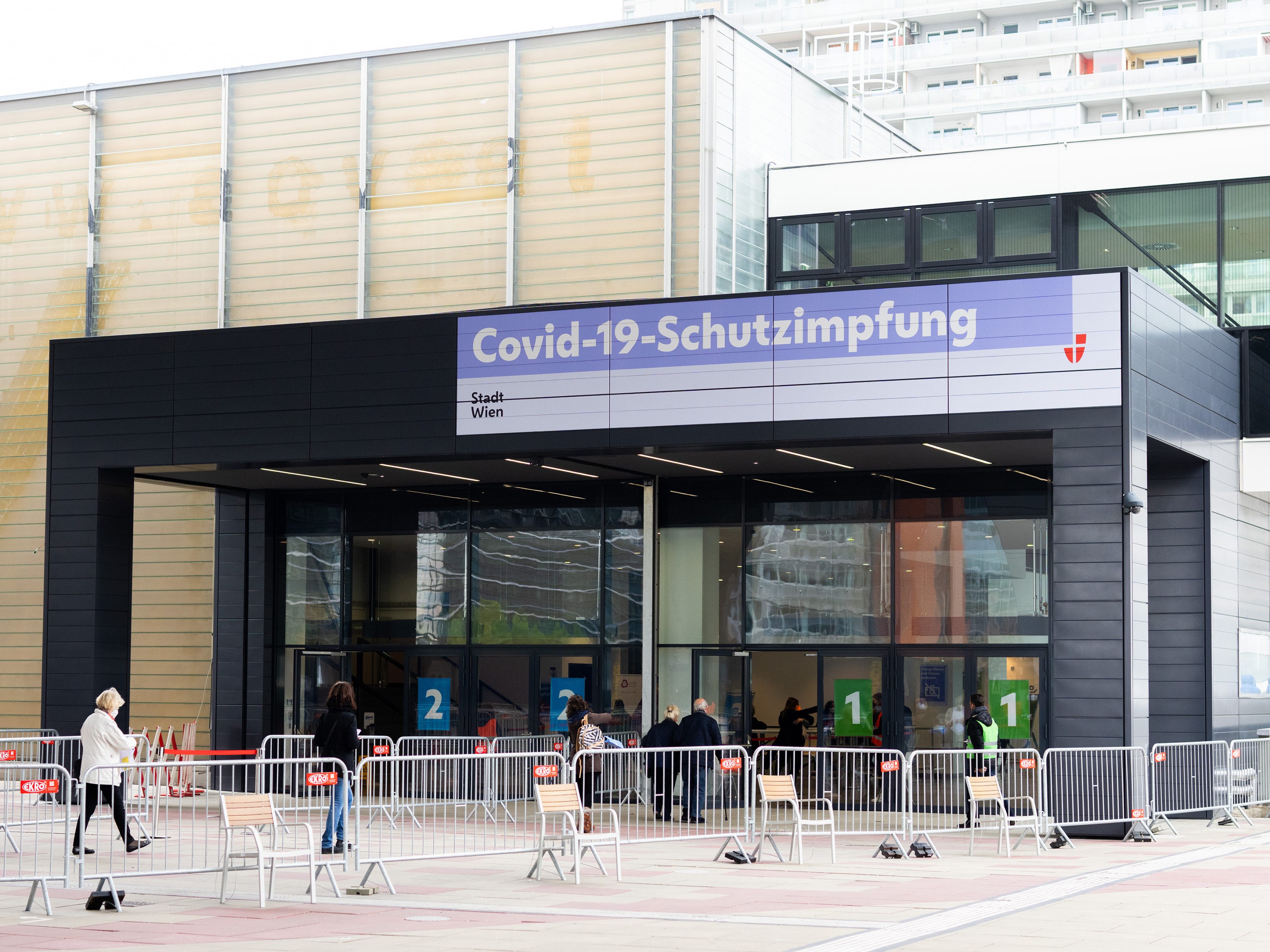 "Die Impfung wirkt also", meinen die NEOS.