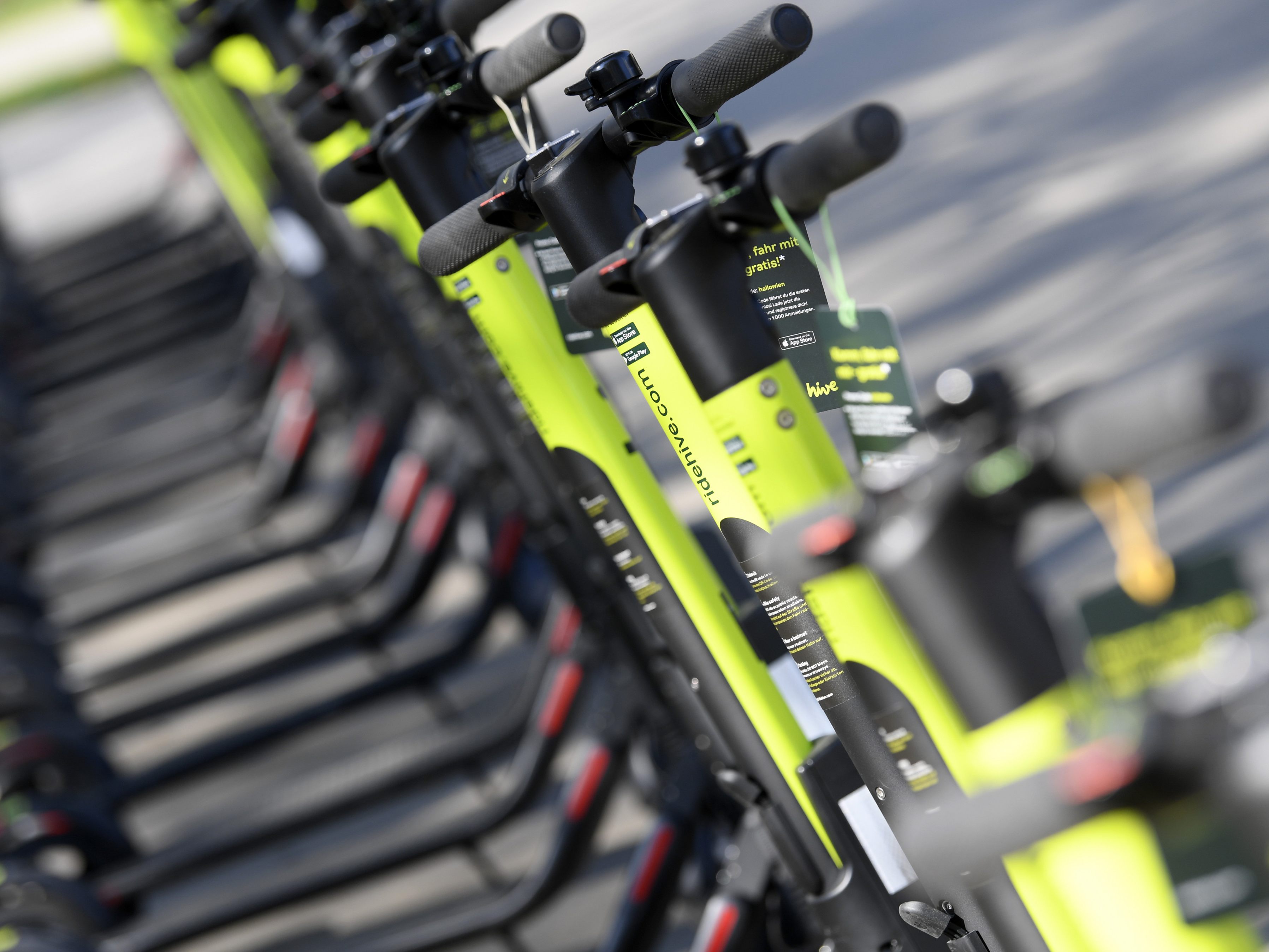 E-Scooter-Fahrer prallte in Wien gegen Baum.
