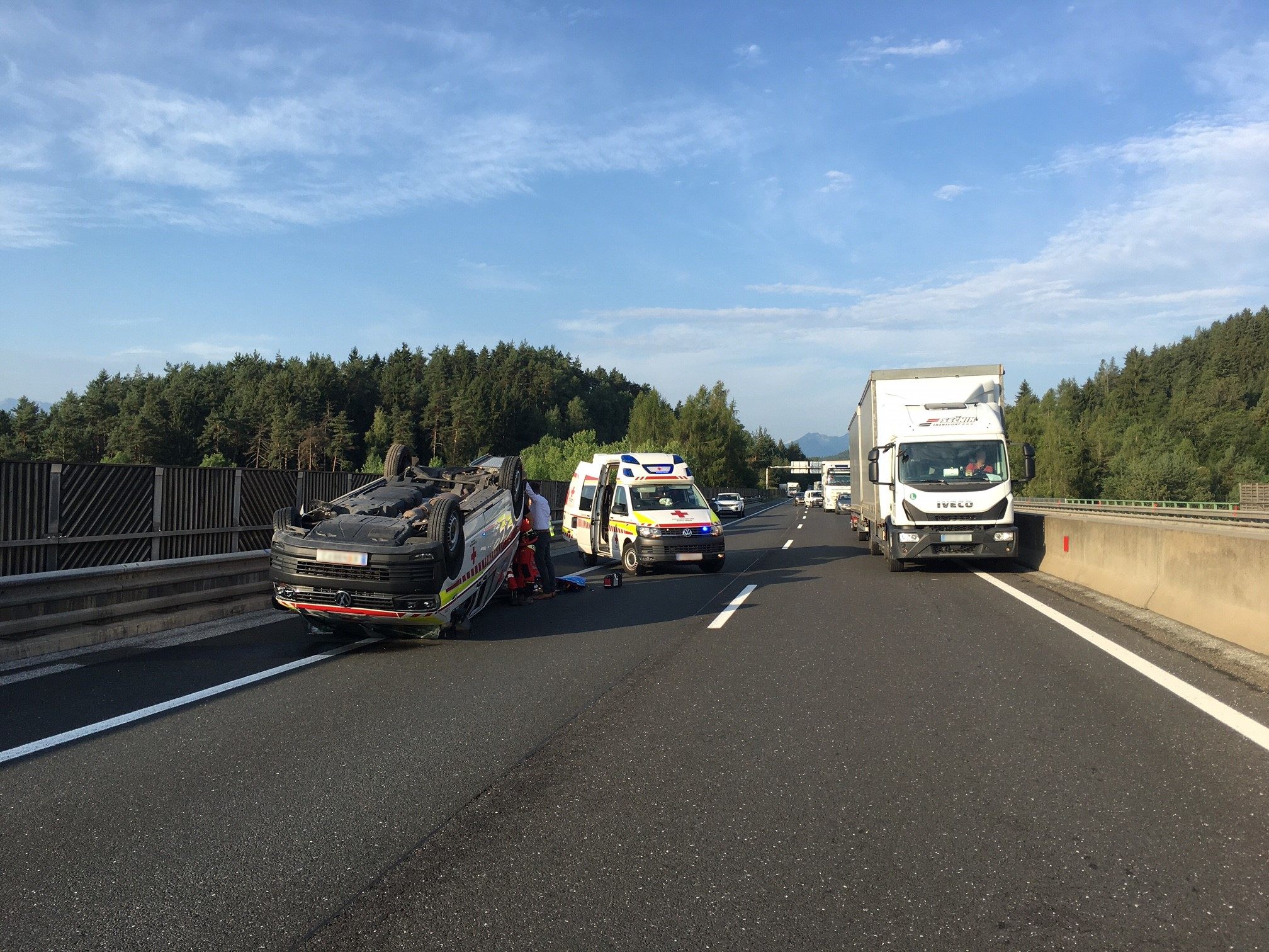 Unfall mit Rettungsauto in Kärnten: Patientin verletzt. Unfall mit Rettungsauto in Kärnten: Patientin verletzt.