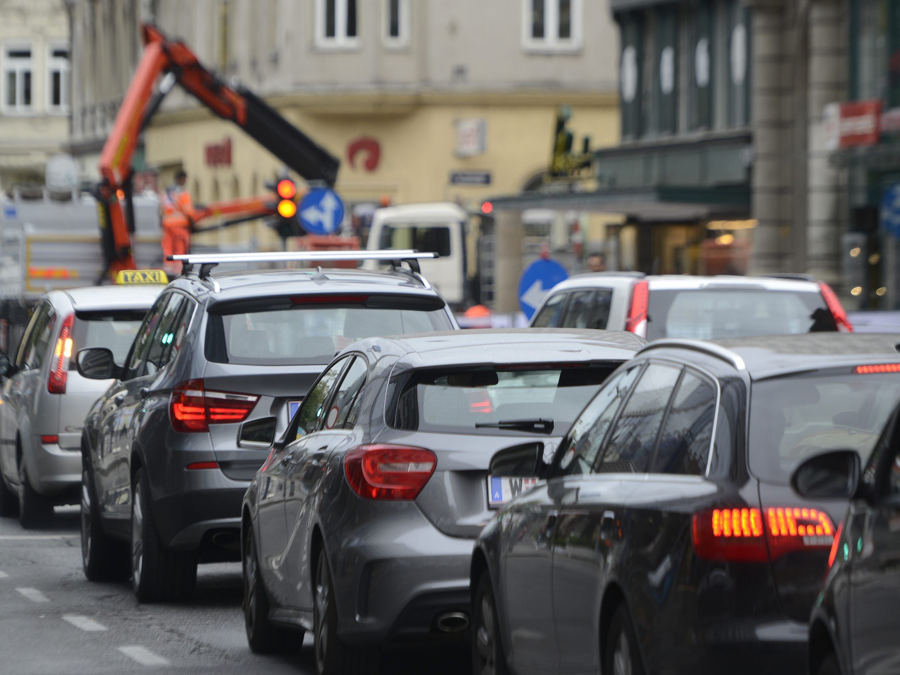Ein Teil der Autolenker unterhält sich laut einer ÖAMTC-Beobachtung an der Kreuzung. Ein Teil der Autolenker unterhält sich laut einer ÖAMTC-Beobachtung an der Kreuzung.