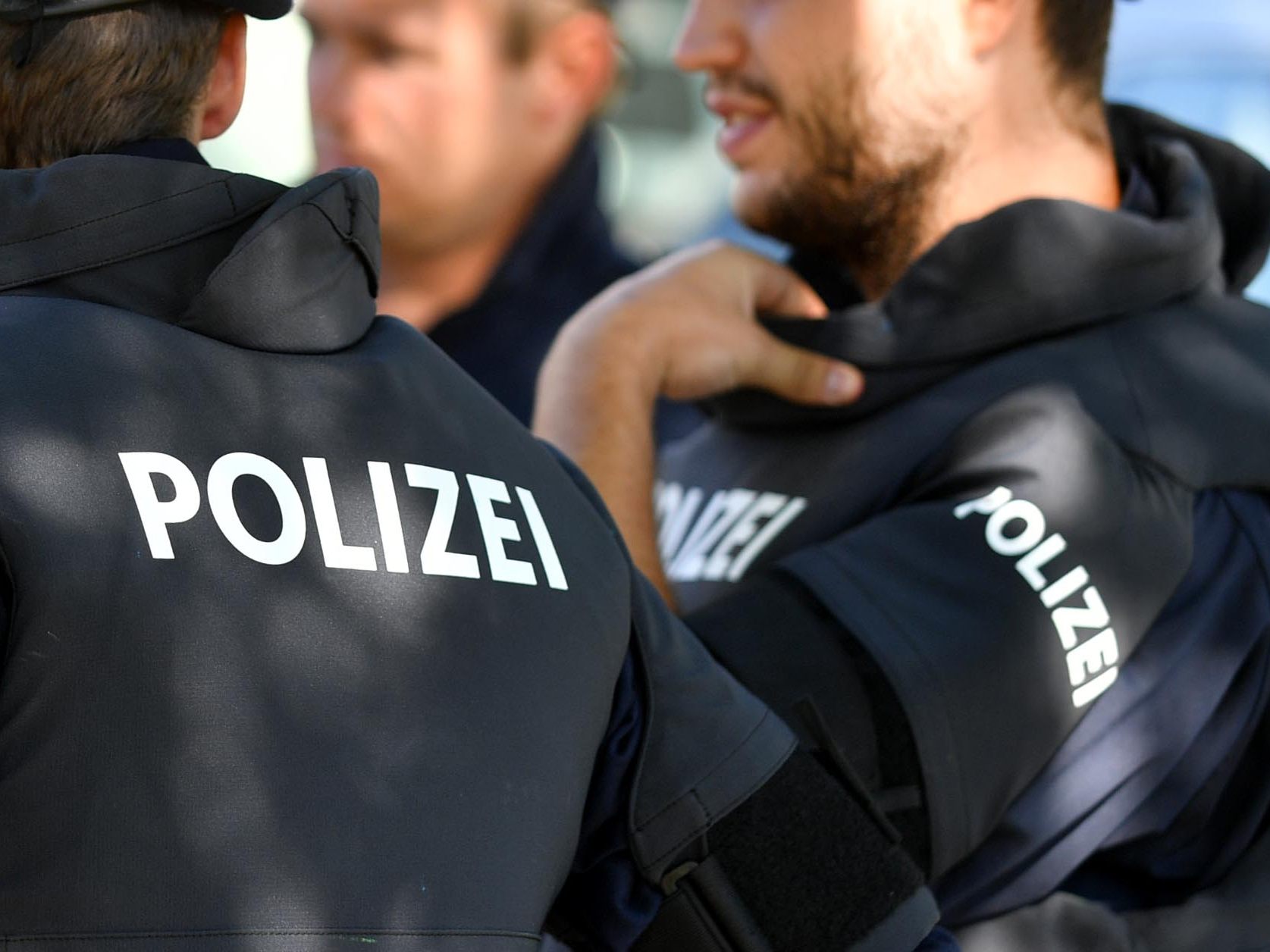 Um Frauen zu beeindrucken, gab sich ein 41-Jähriger als Polizist aus. Um Frauen zu beeindrucken, gab sich ein 41-Jähriger als Polizist aus.