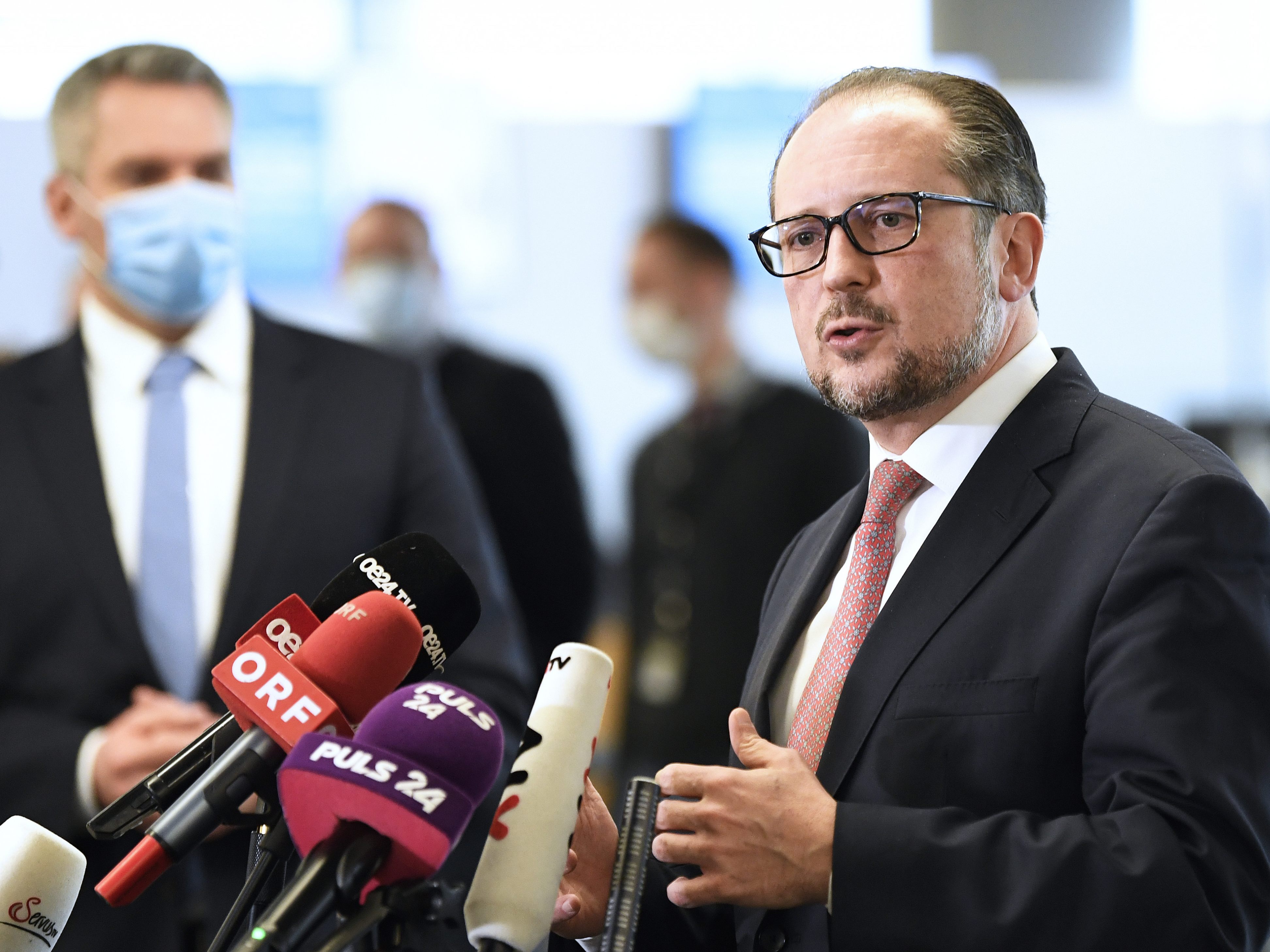 Presspoint mit Schallenberg und Nehammer.