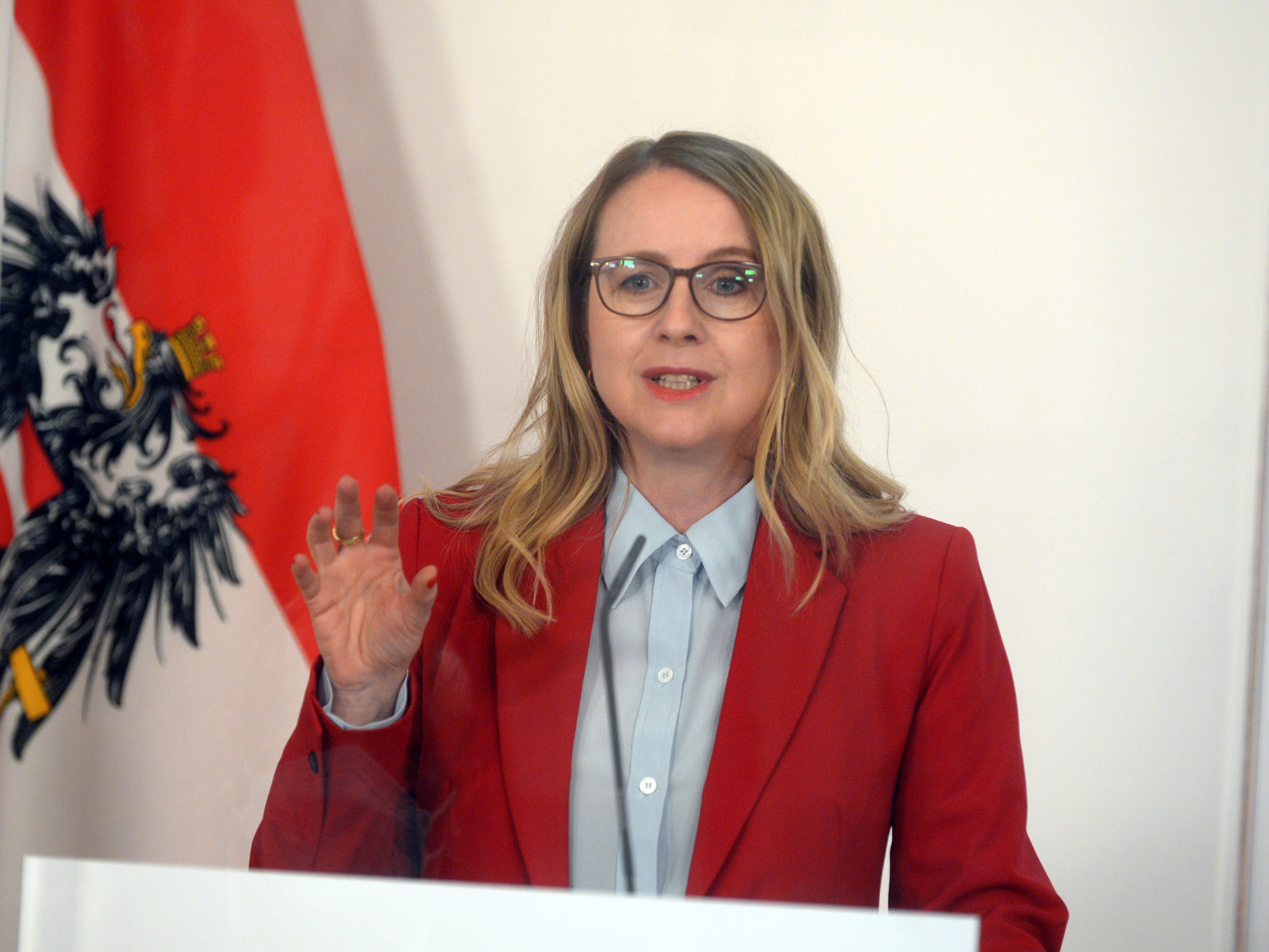 Schramböck: "Einen weiteren Lockdown darf es nicht geben". Schramböck: "Einen weiteren Lockdown darf es nicht geben".