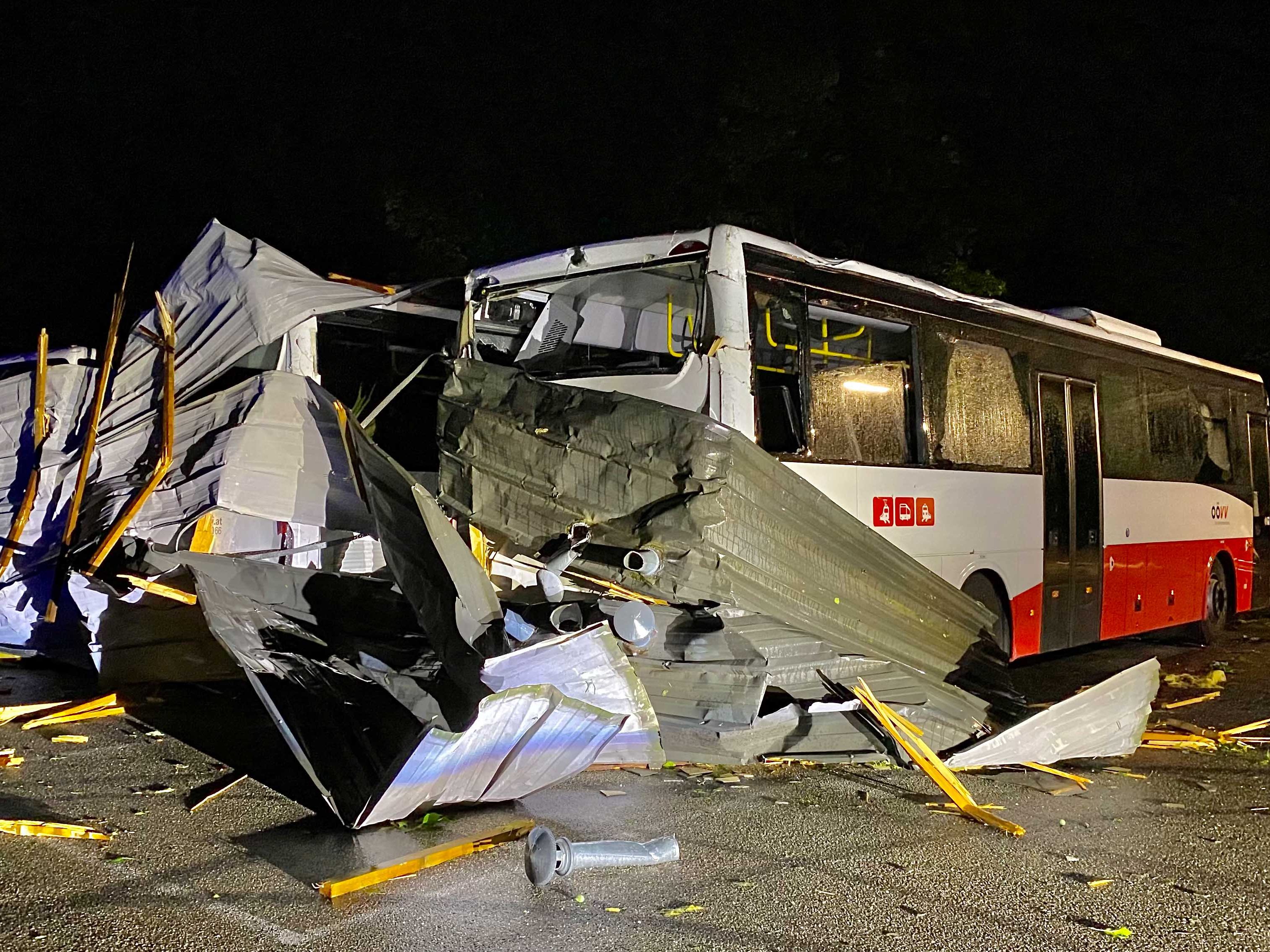 Ein vom Sturm abgedecktes Dach wurde auf einen Bus geschleudert.