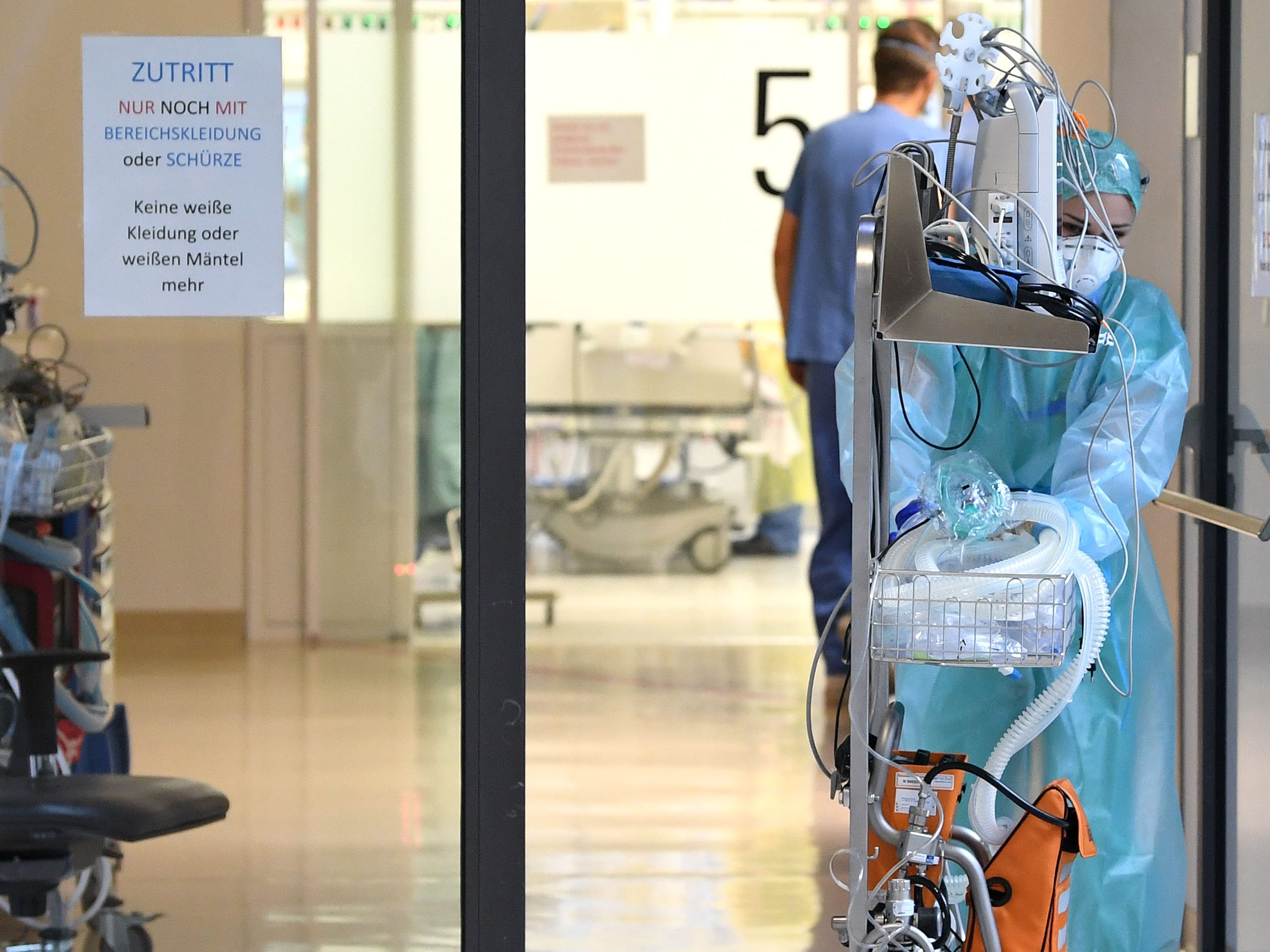 Zahlen des National Health Service geben mit Blick auf das Alter von Corona-Patienten Aufschluss.